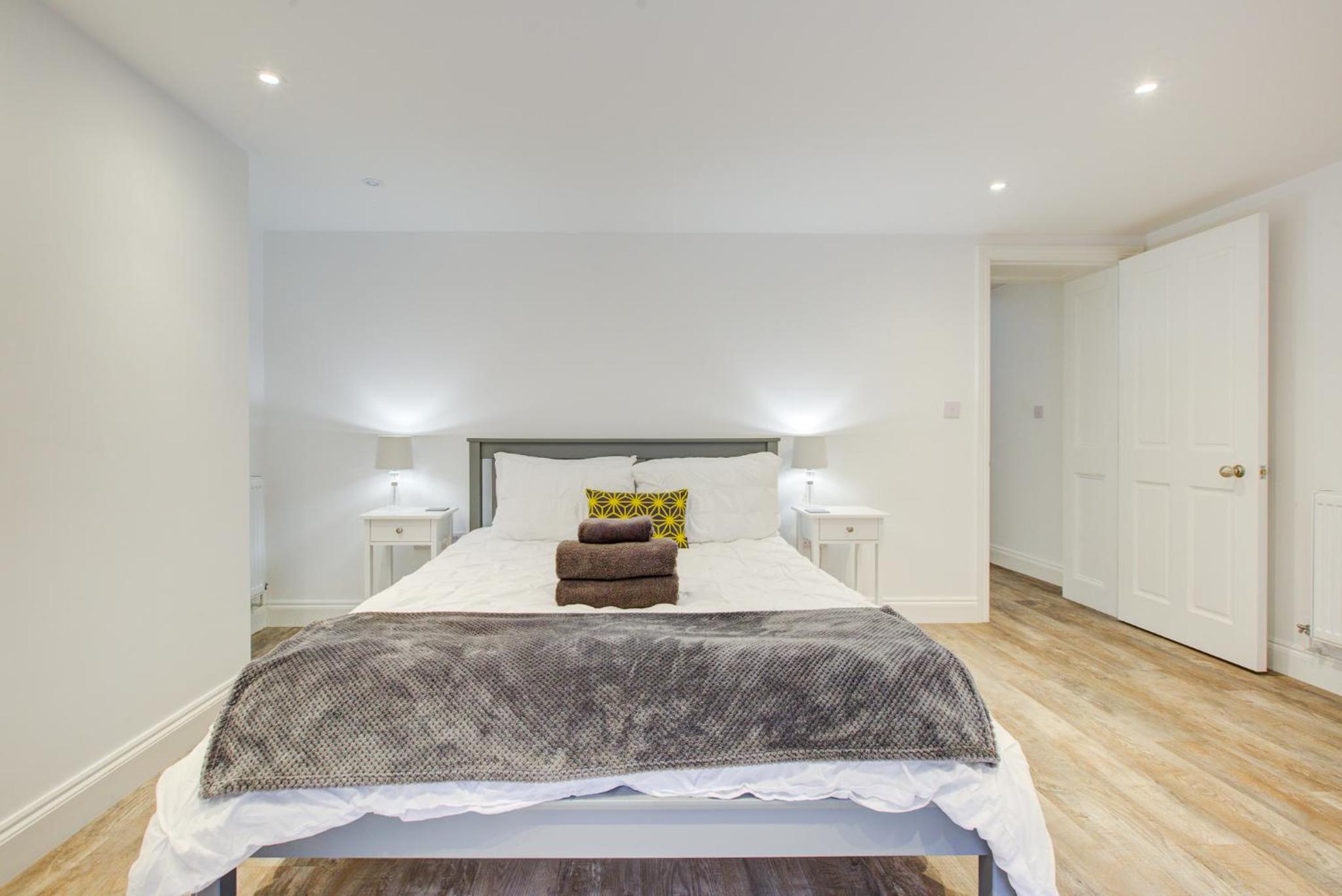 Luxury 2 Bed Apartment with Stunning Sea View Steps from Old Town and Dreamland, photo 25
