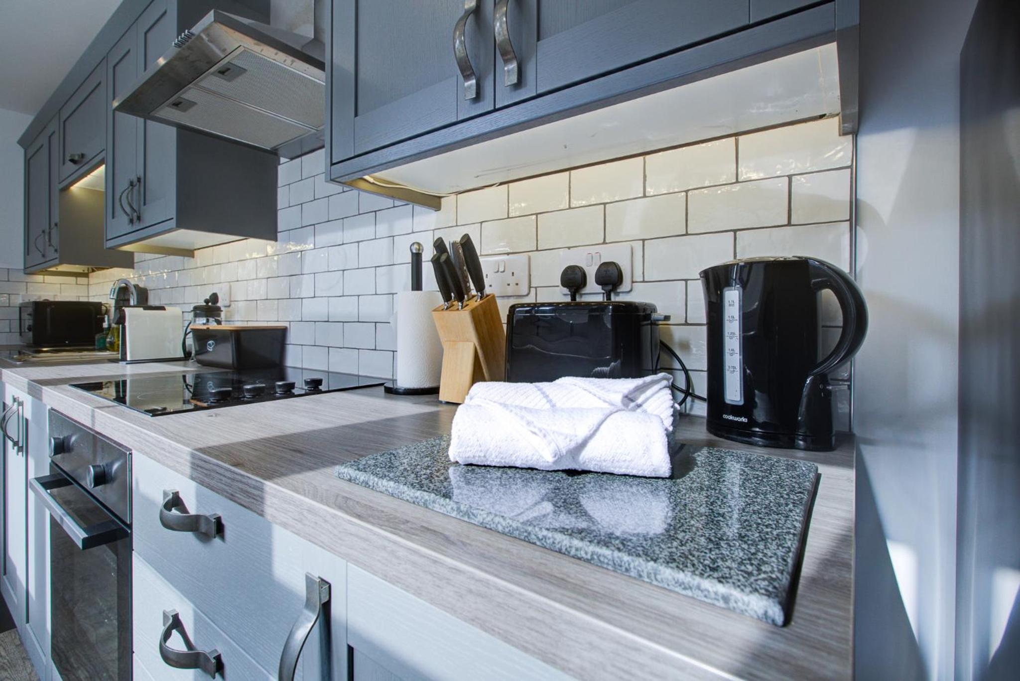 Luxury 2 Bed Apartment with Stunning Sea View Steps from Old Town and Dreamland, photo 13