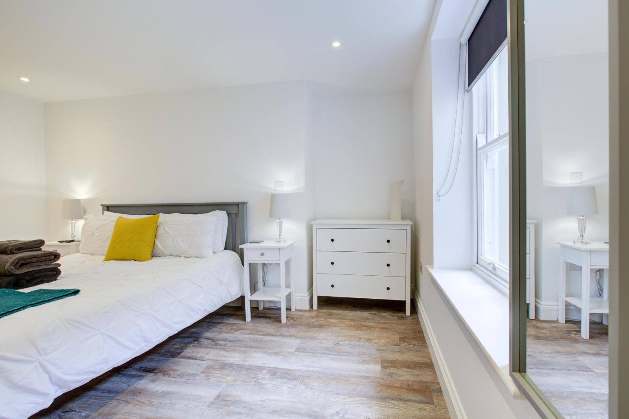 Luxury 2 Bed Apartment with Stunning Sea View Steps from Old Town and Dreamland