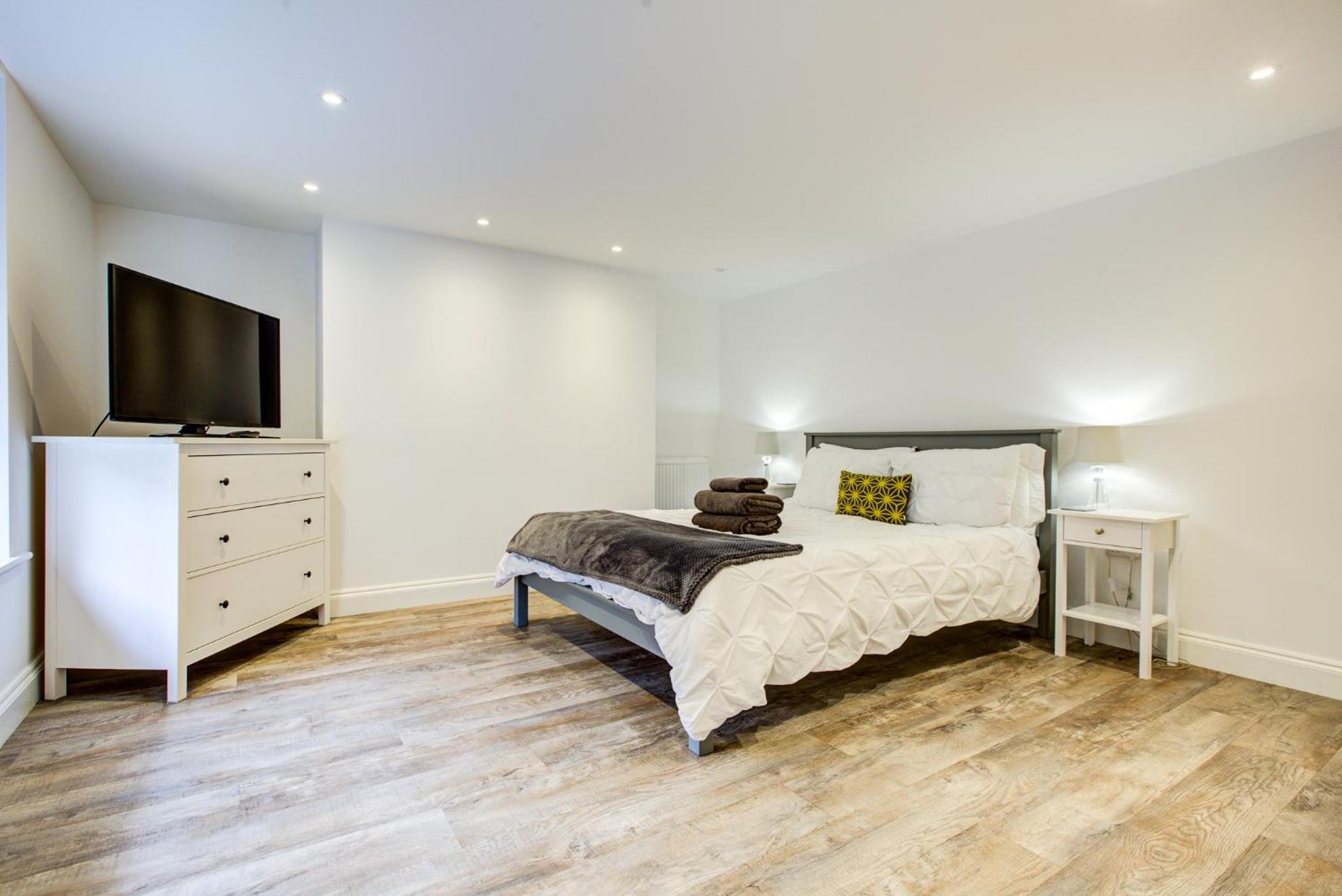 Luxury 2 Bed Apartment with Stunning Sea View Steps from Old Town and Dreamland