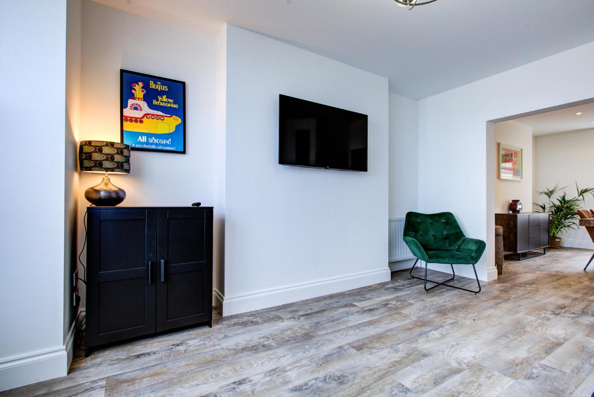 Luxury 2 Bed Apartment with Stunning Sea View Steps from Old Town and Dreamland