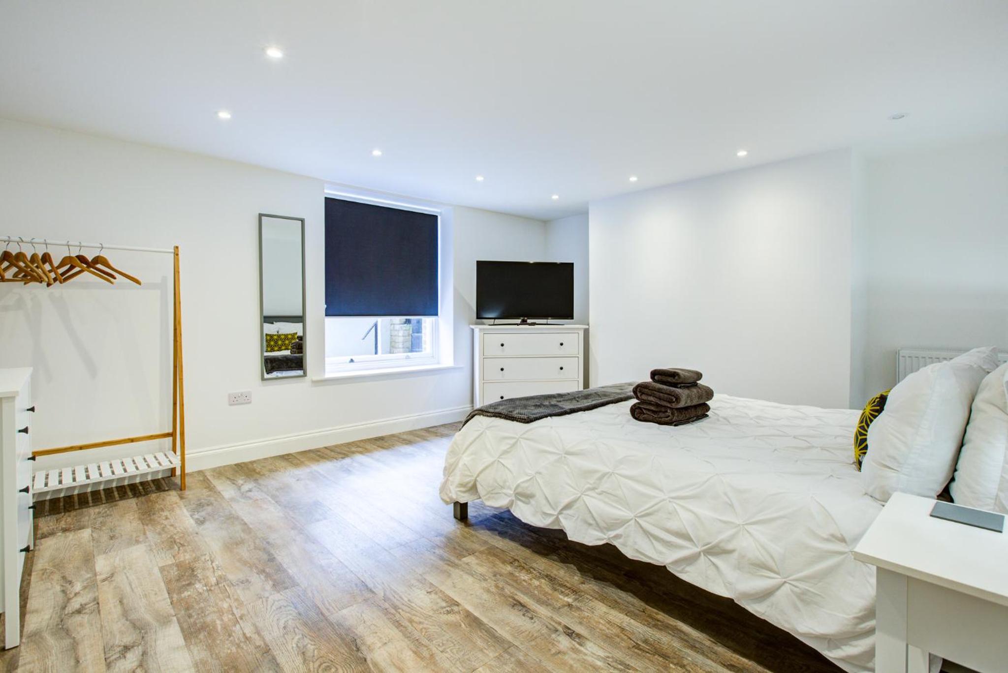 Luxury 2 Bed Apartment with Stunning Sea View Steps from Old Town and Dreamland, photo 18
