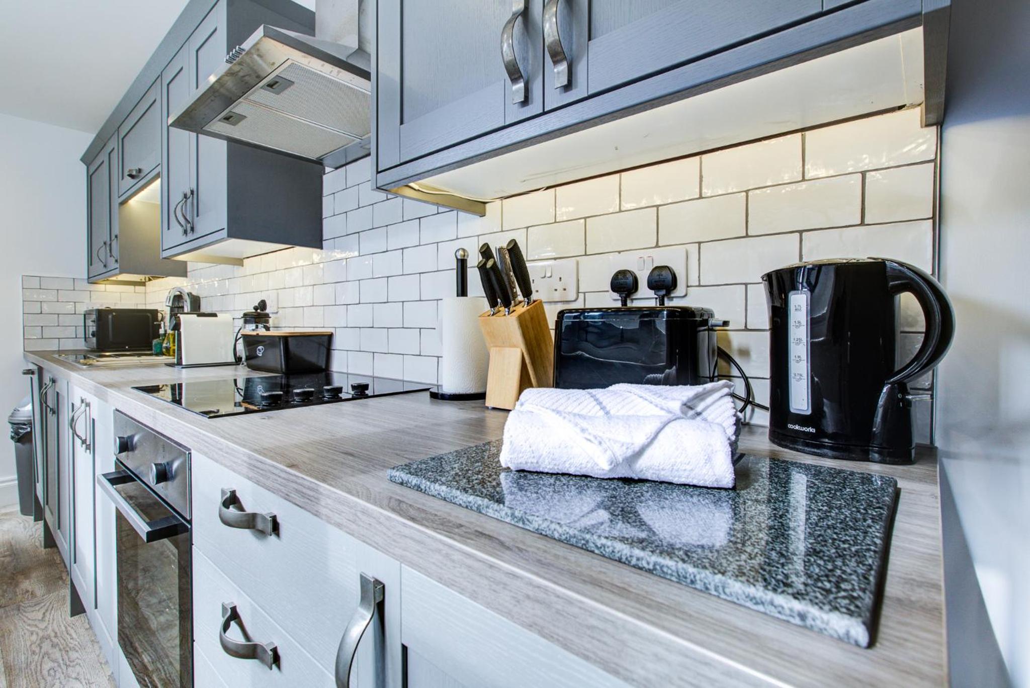 Luxury 2 Bed Apartment with Stunning Sea View Steps from Old Town and Dreamland, photo 21