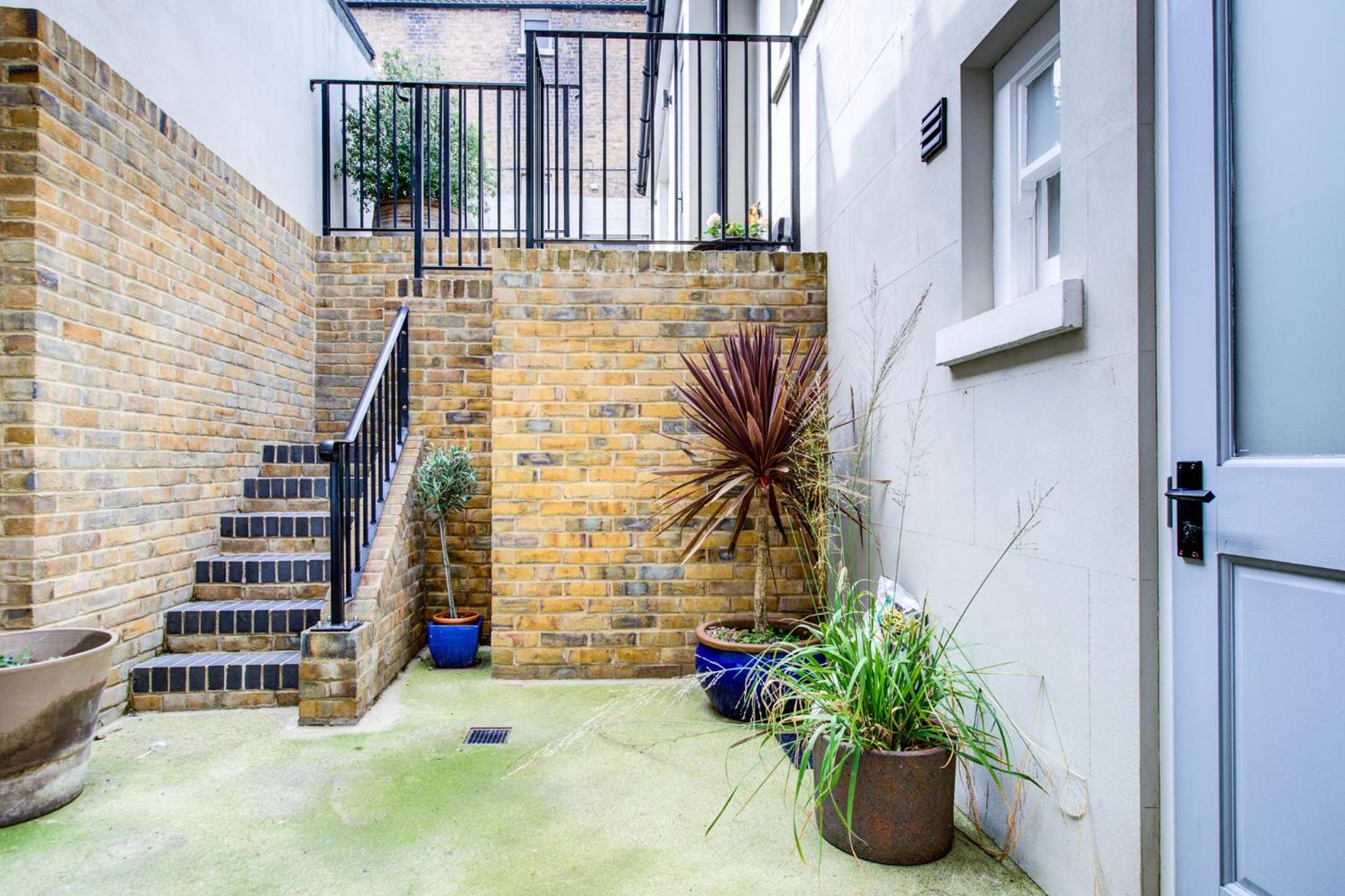 Luxury 2 Bed Apartment with Stunning Sea View Steps from Old Town and Dreamland