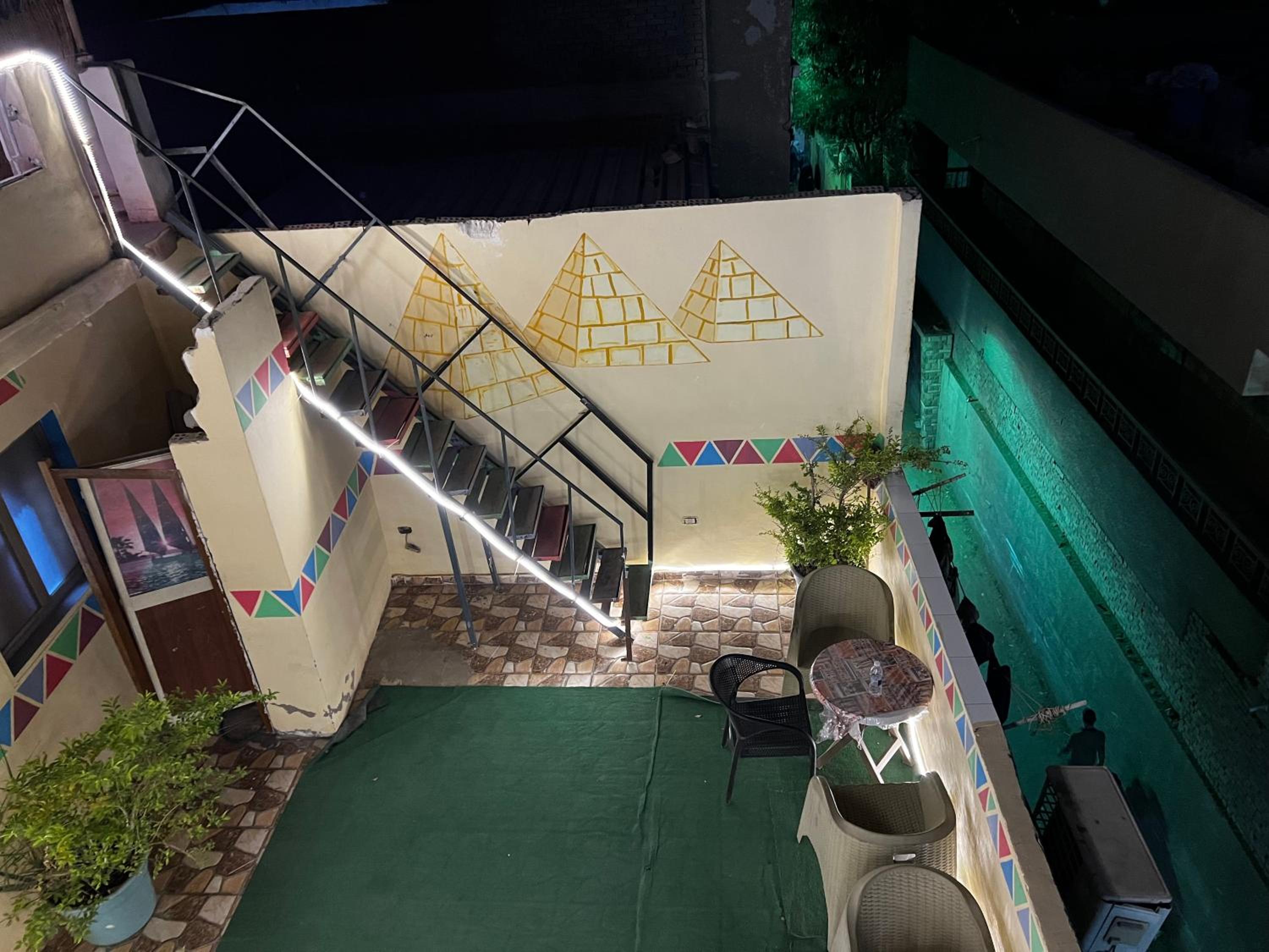 2 Jana Pyramids view inn