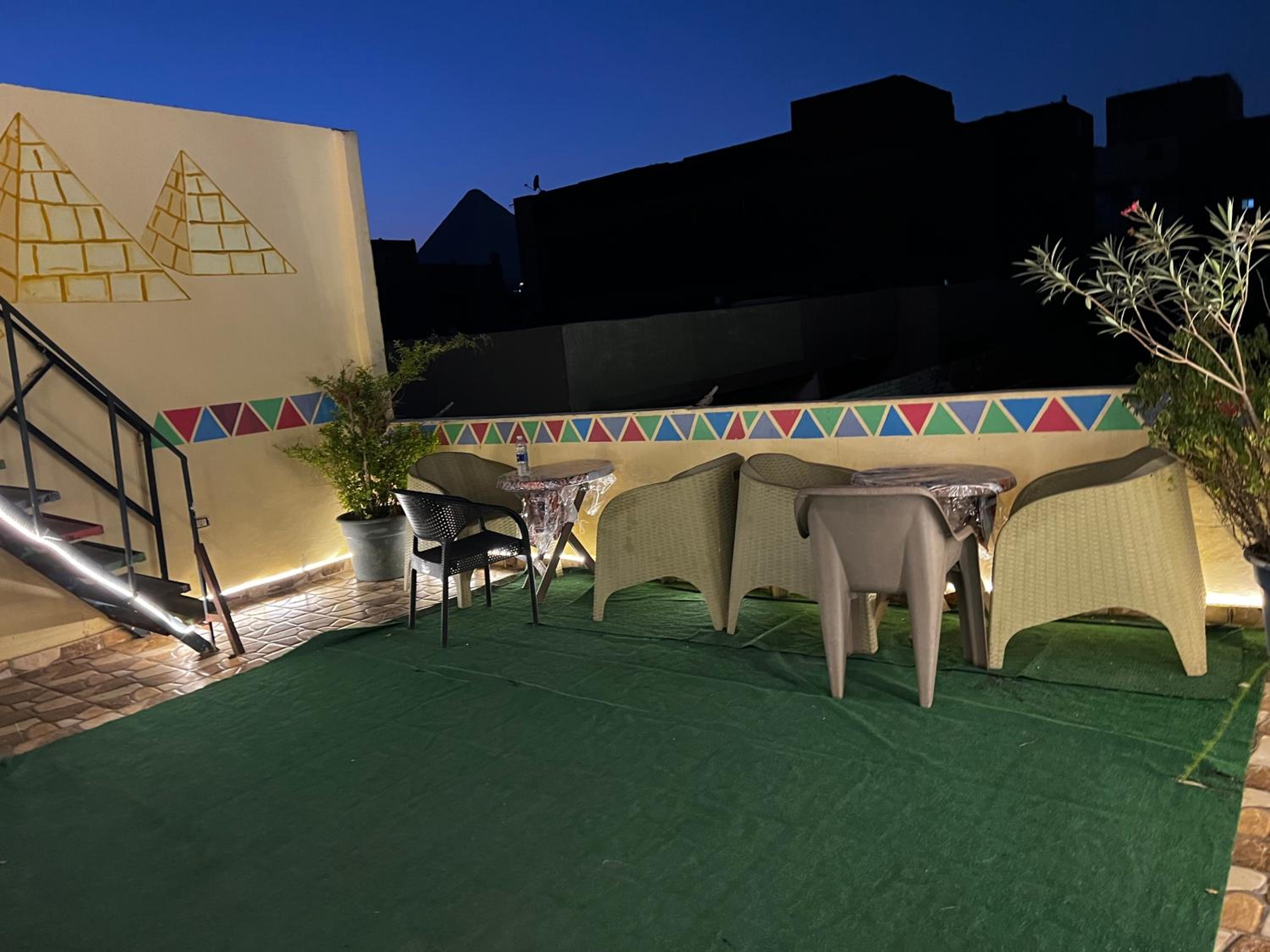 2 Jana Pyramids view inn