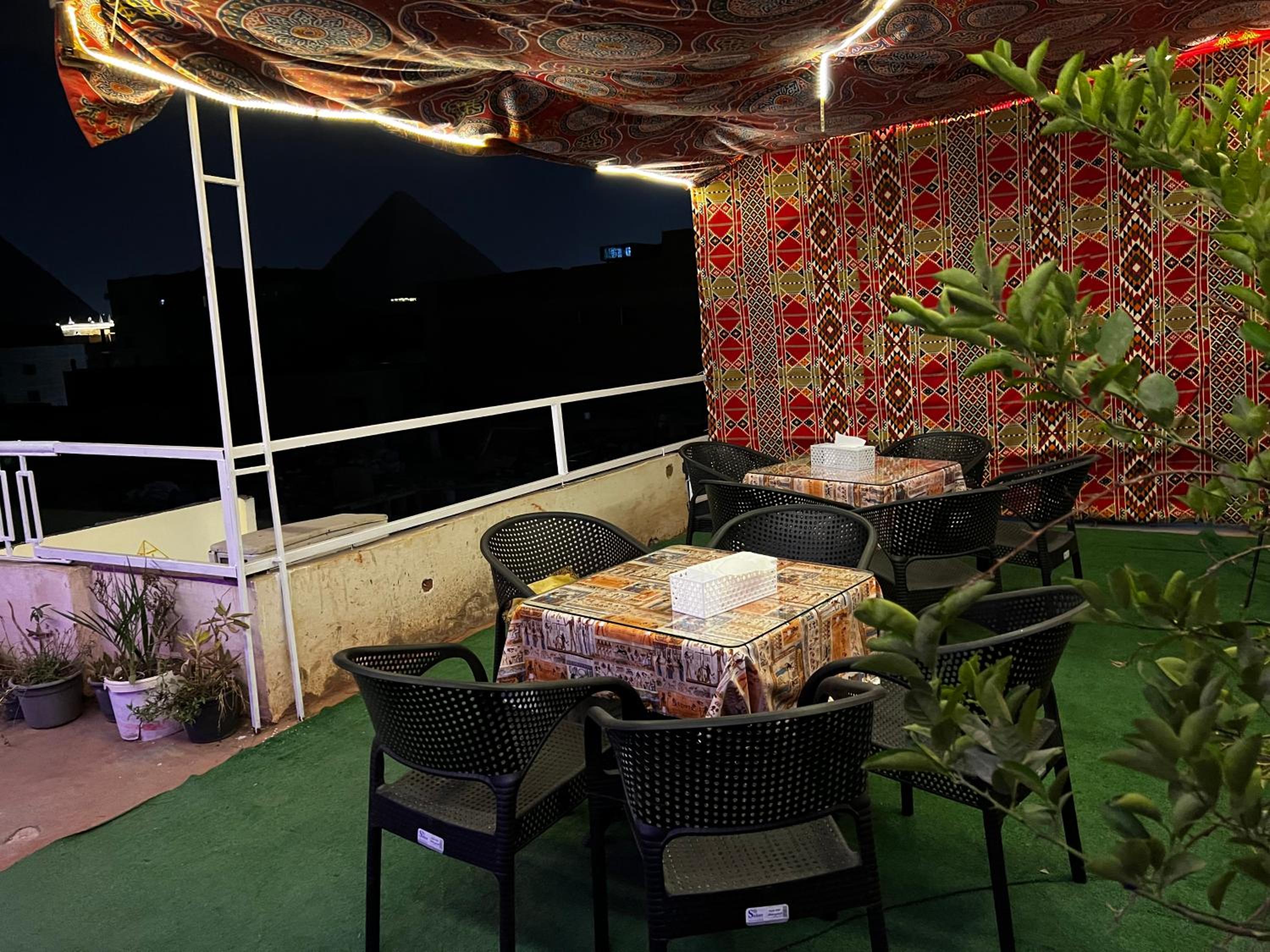 2 Jana Pyramids view inn