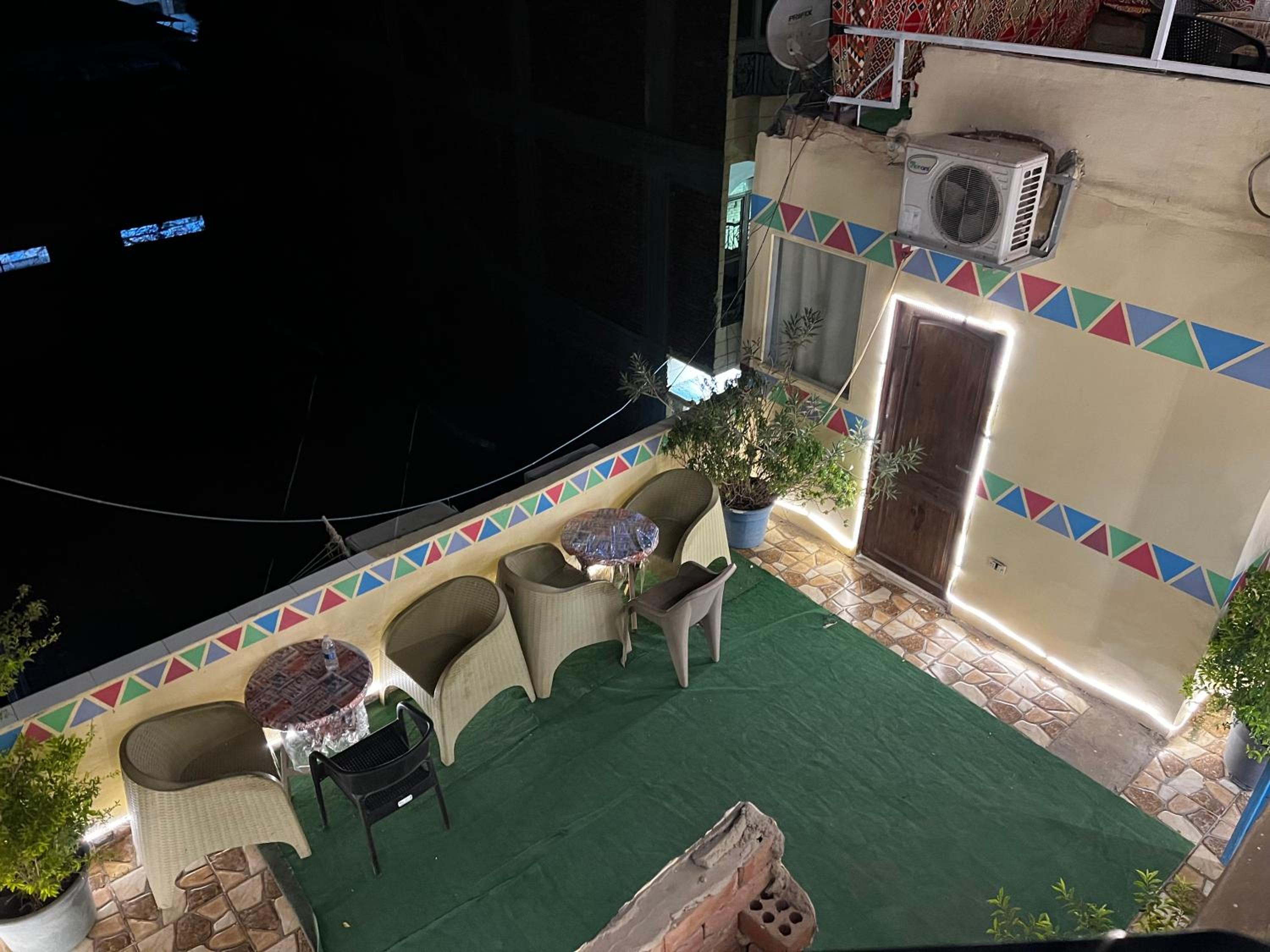 2 Jana Pyramids view inn