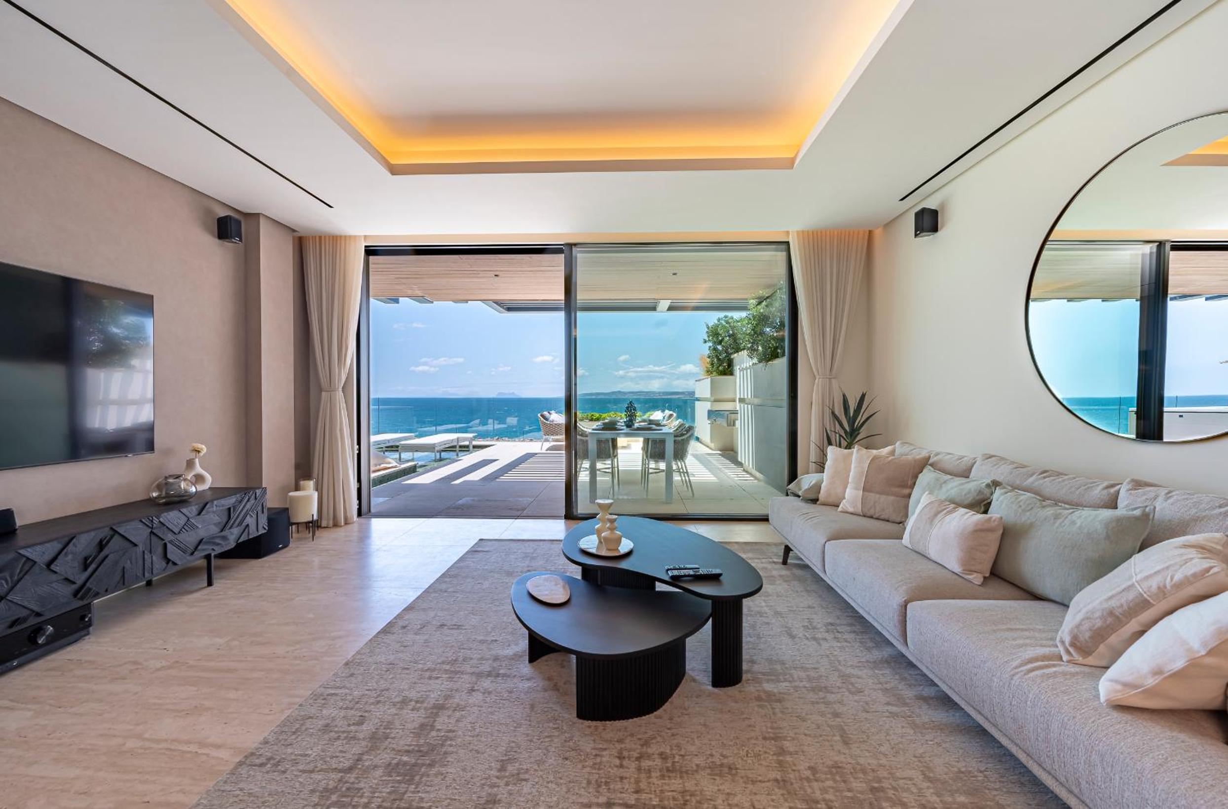 Luxury Front Line Beach Apartment