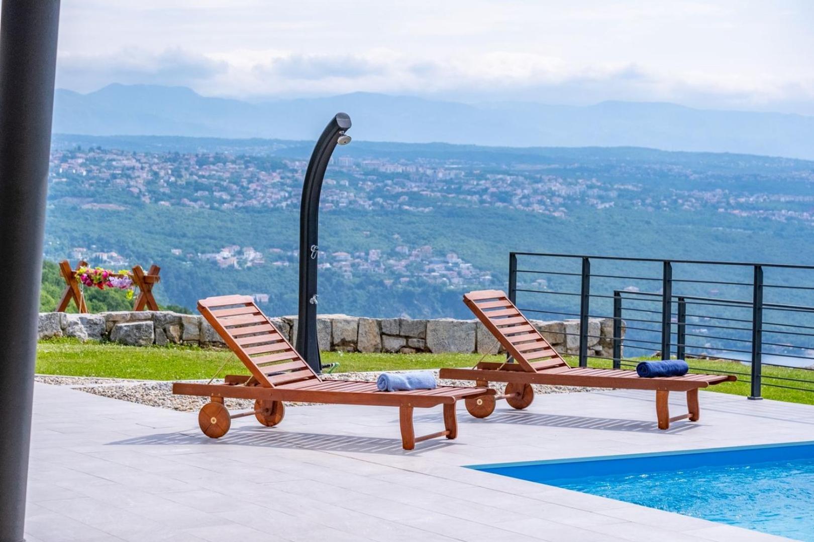 Villa Deavista by Villsy