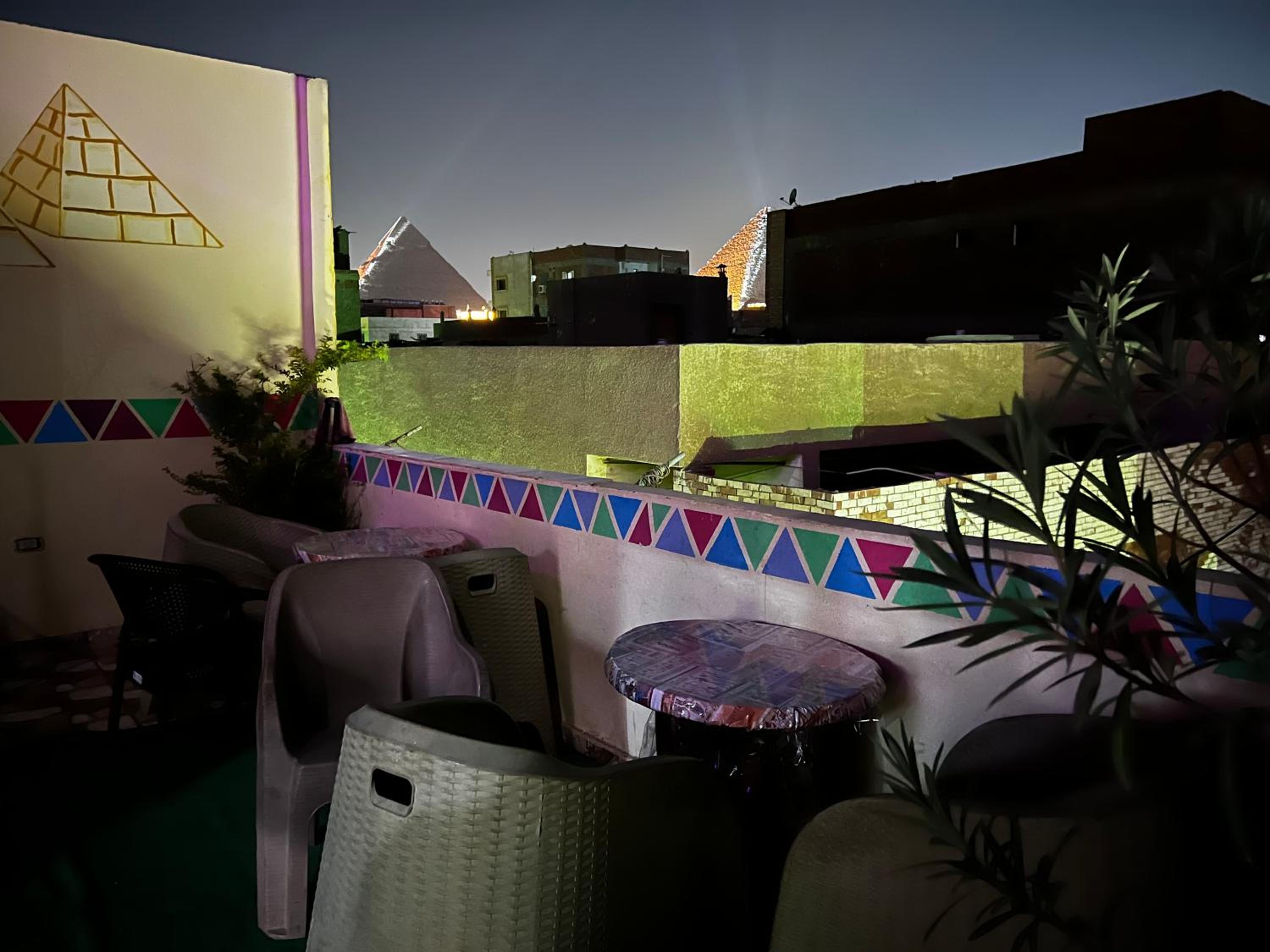 2 Jana Pyramids view inn