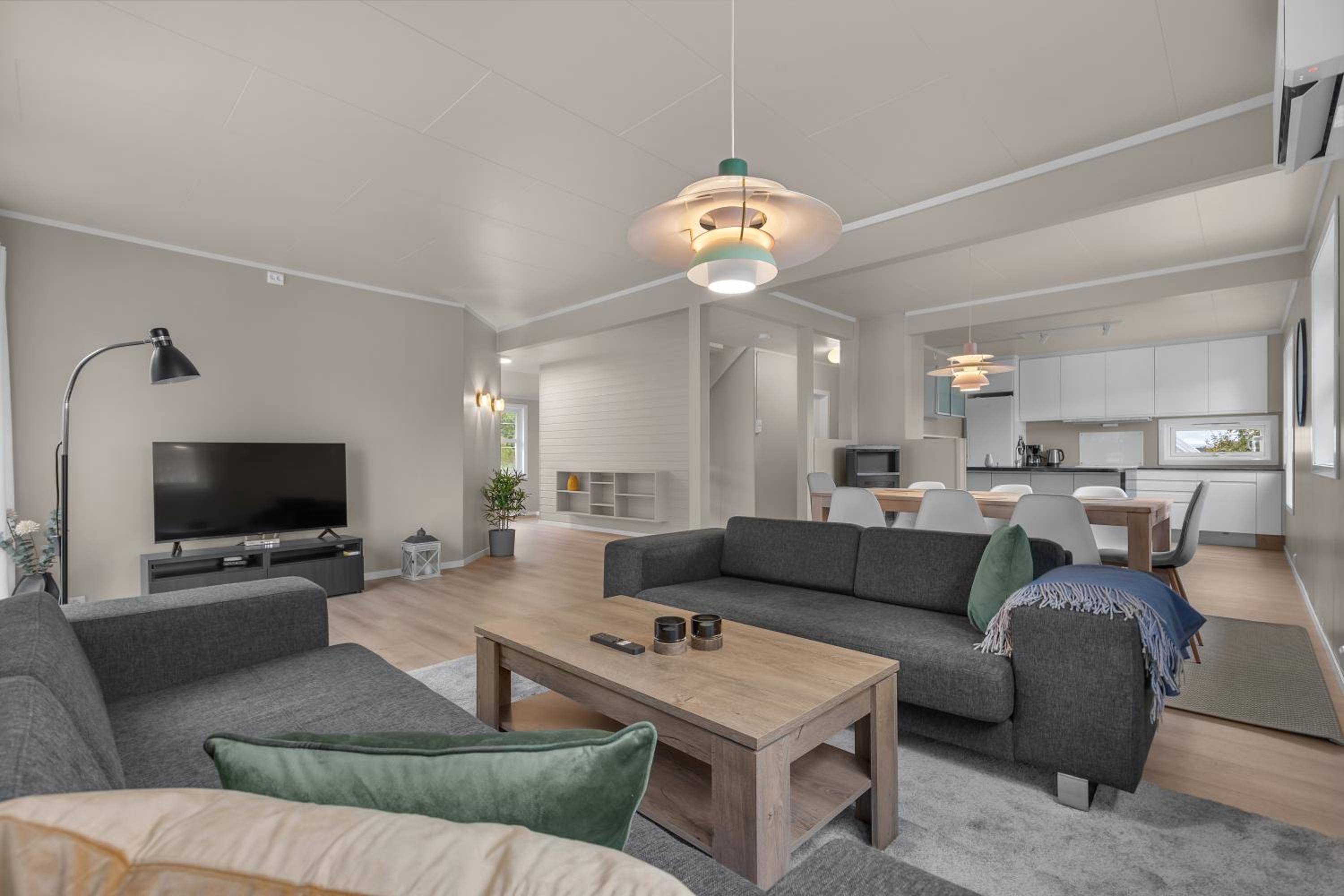 Northstay - Grimsby House, Free Parking, Sauna, Sleeps 16