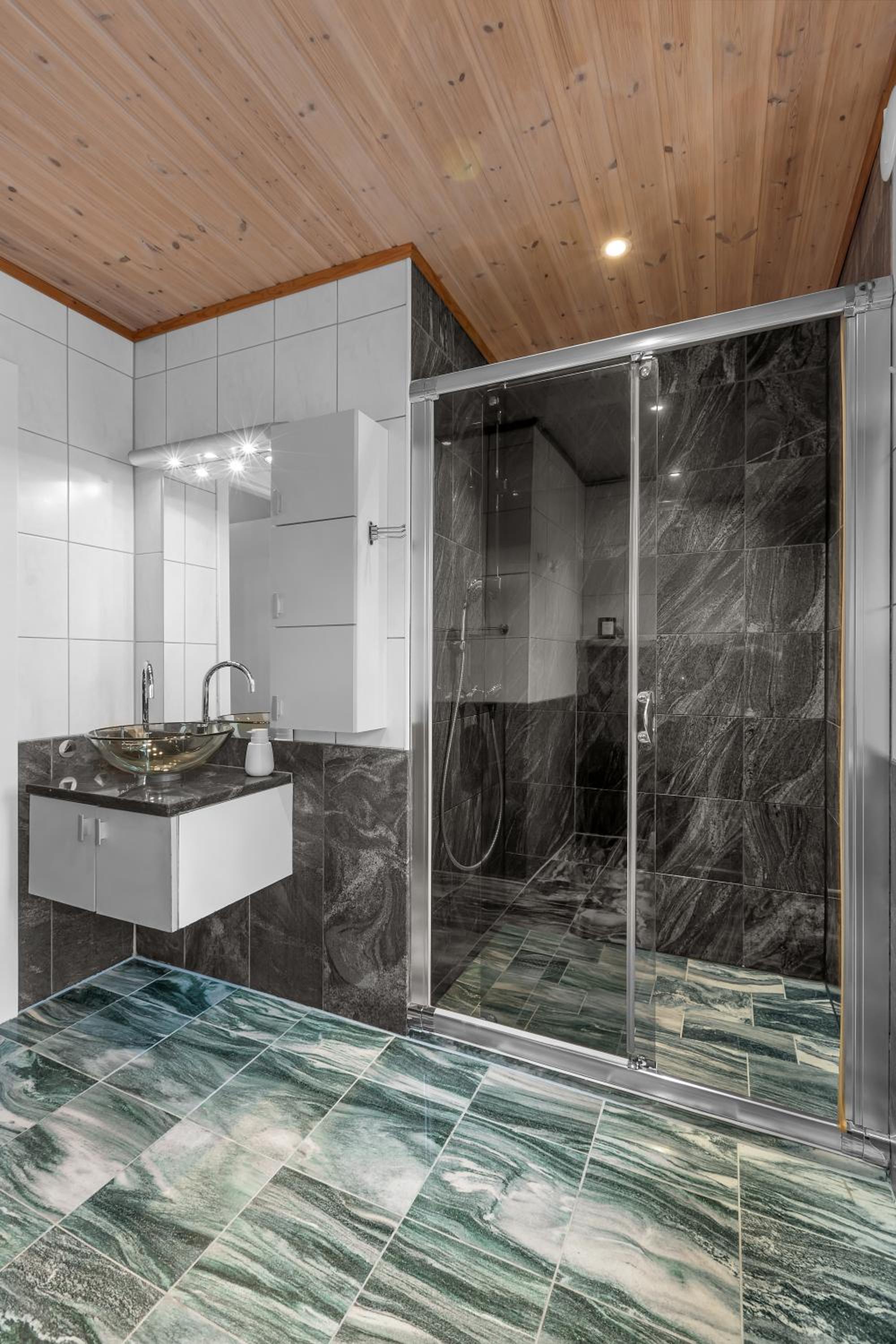 Northstay - Grimsby House, Free Parking, Sauna, Sleeps 16