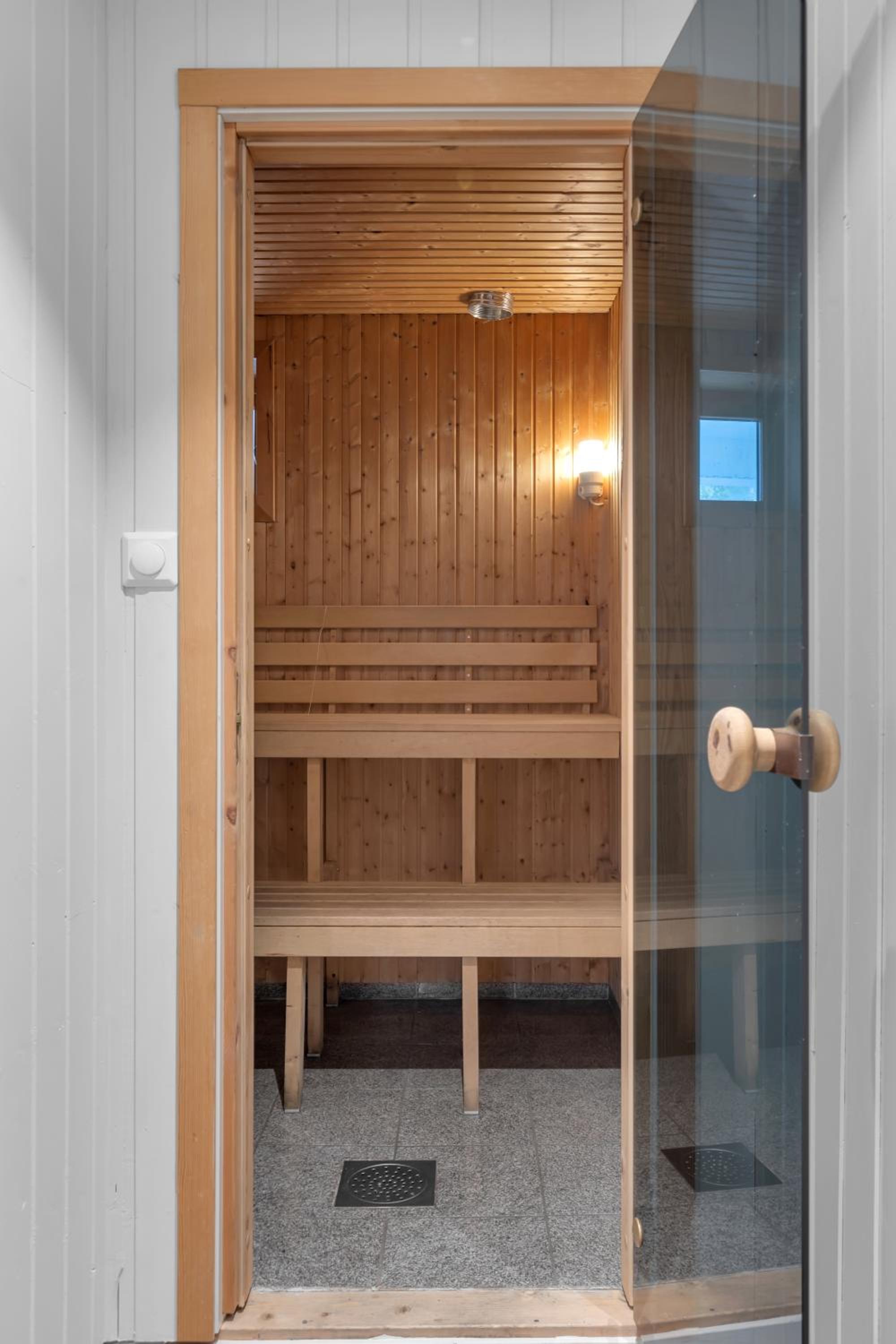 Northstay - Grimsby House, Free Parking, Sauna, Sleeps 16