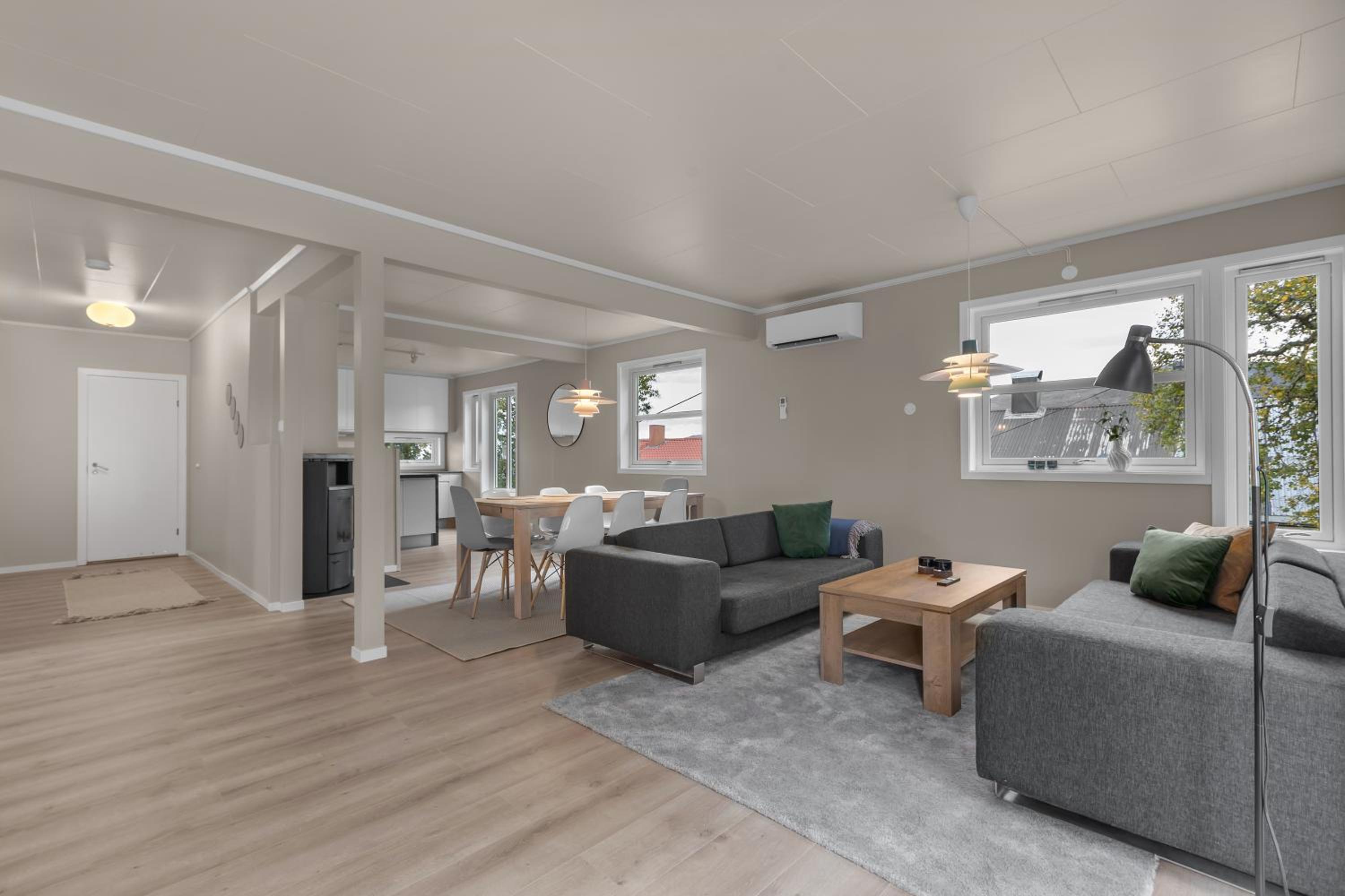 Northstay - Grimsby House, Free Parking, Sauna, Sleeps 16