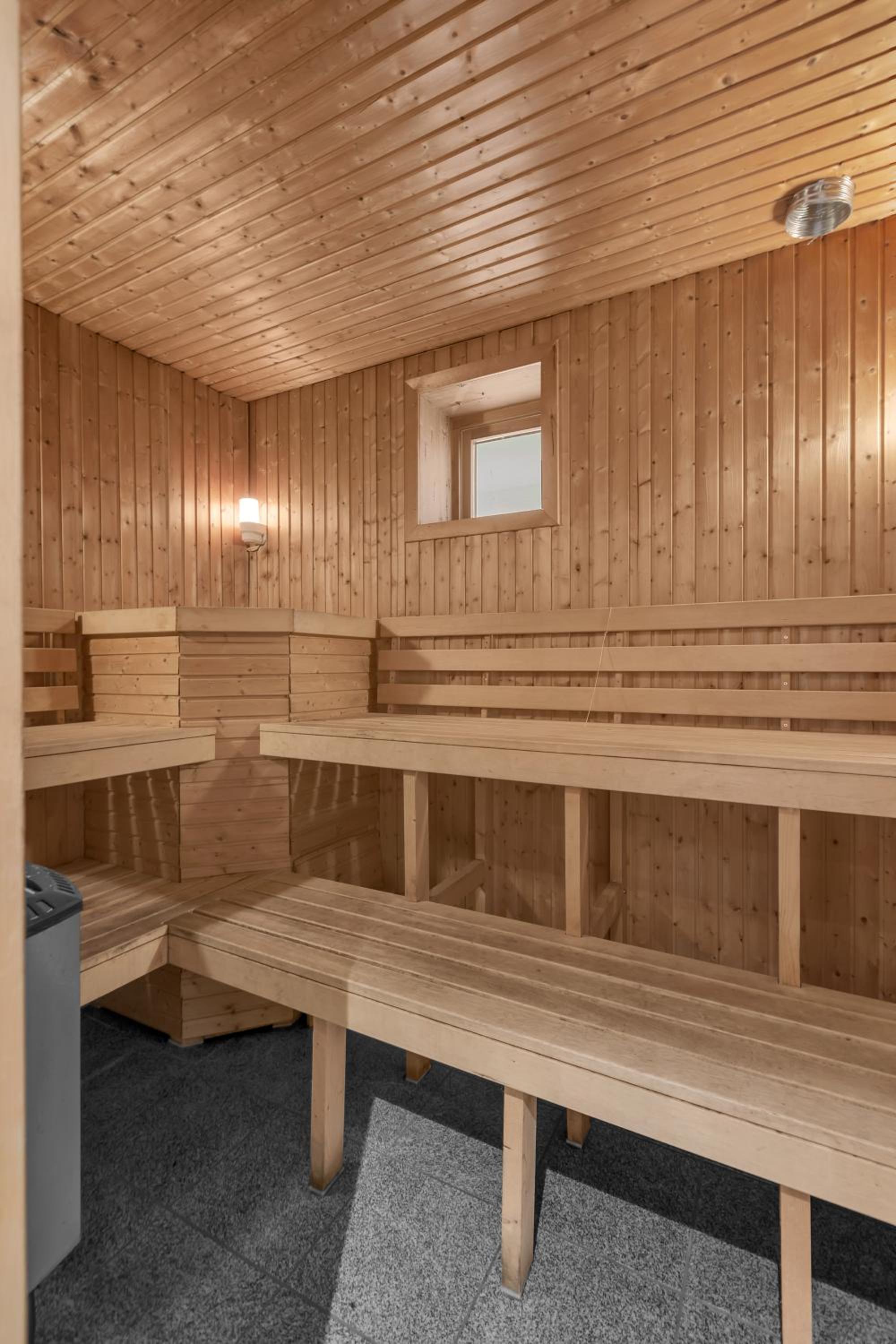 Northstay - Grimsby House, Free Parking, Sauna, Sleeps 16