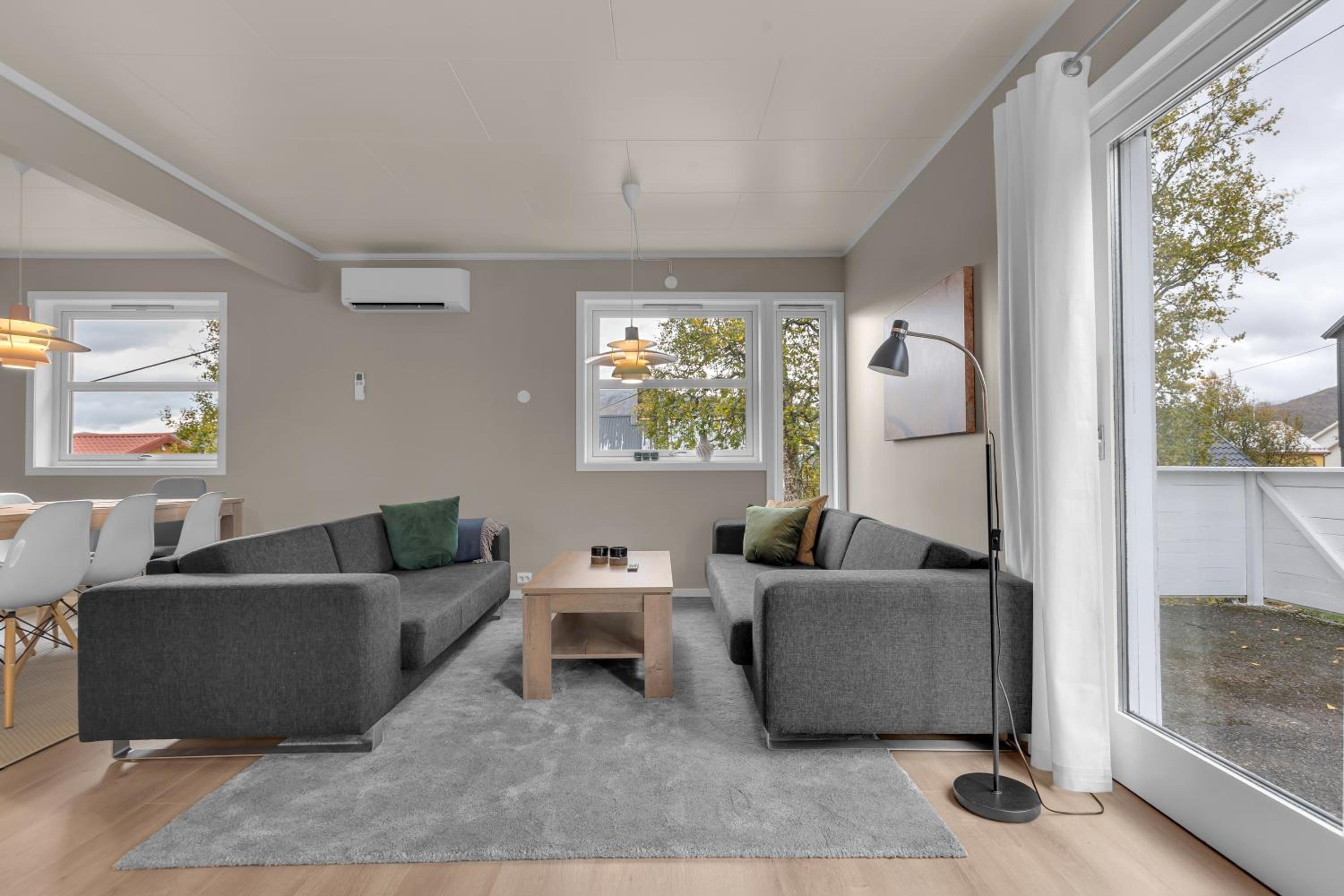 Northstay - Grimsby House, Free Parking, Sauna, Sleeps 16