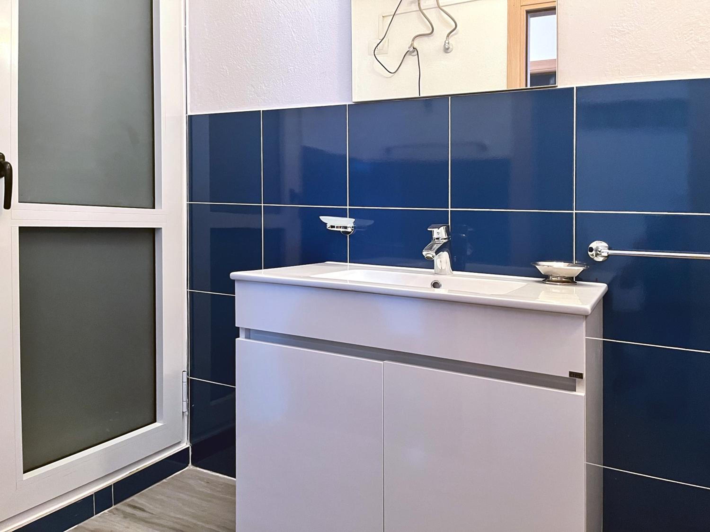 L12A Bright, well furnished, close to the beach and village centre