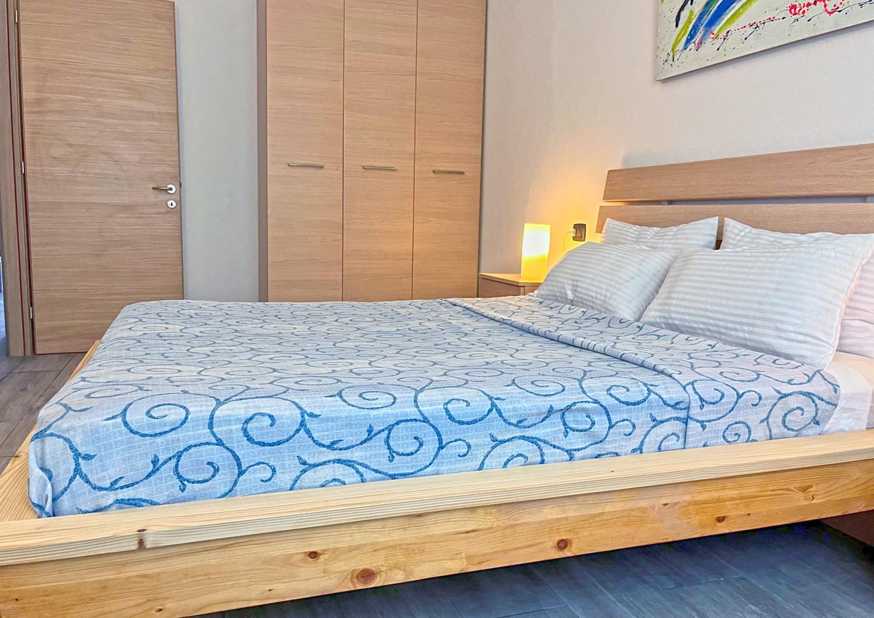 L12A Bright, well furnished, close to the beach and village centre