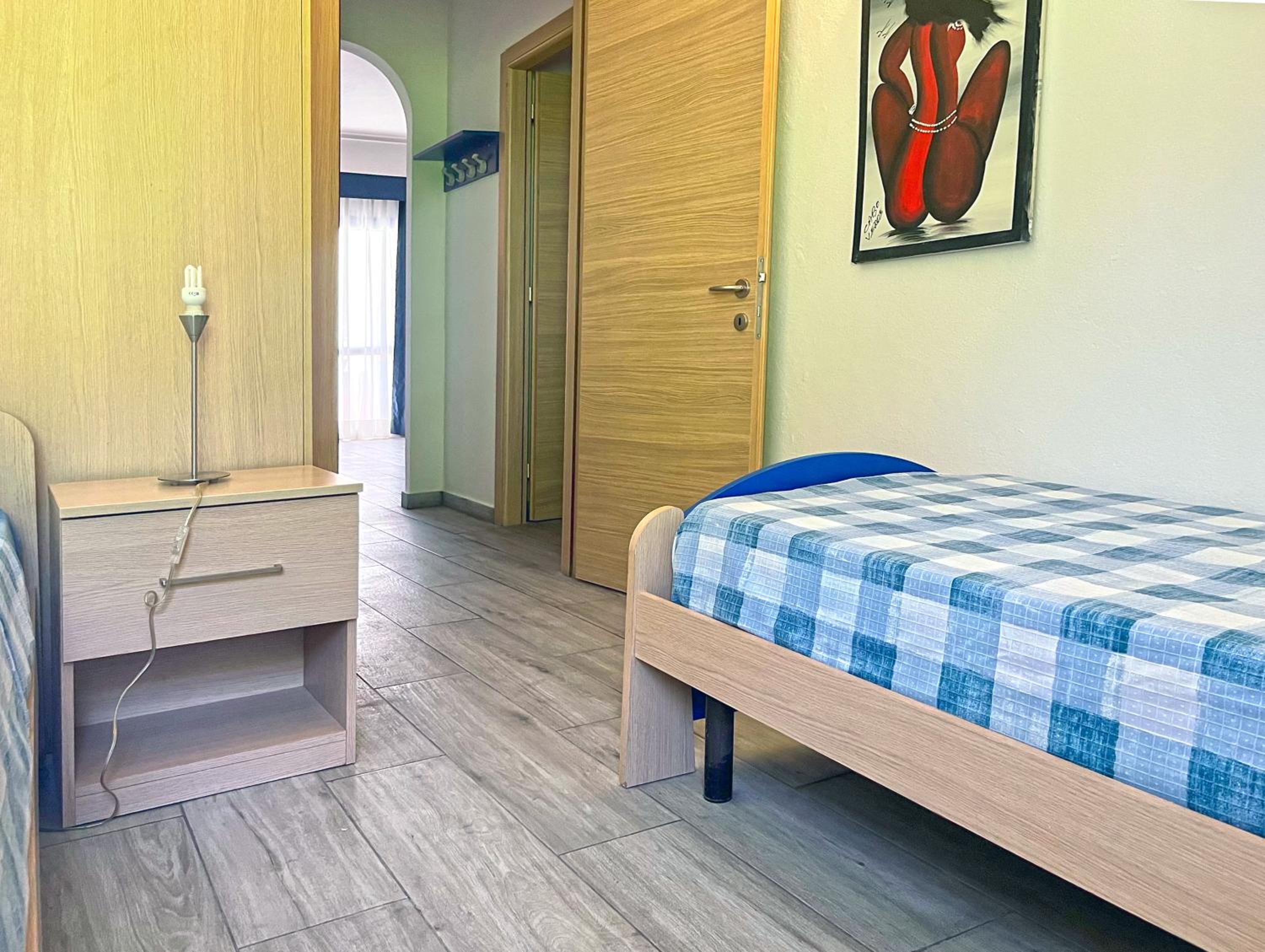 L12A Bright, well furnished, close to the beach and village centre