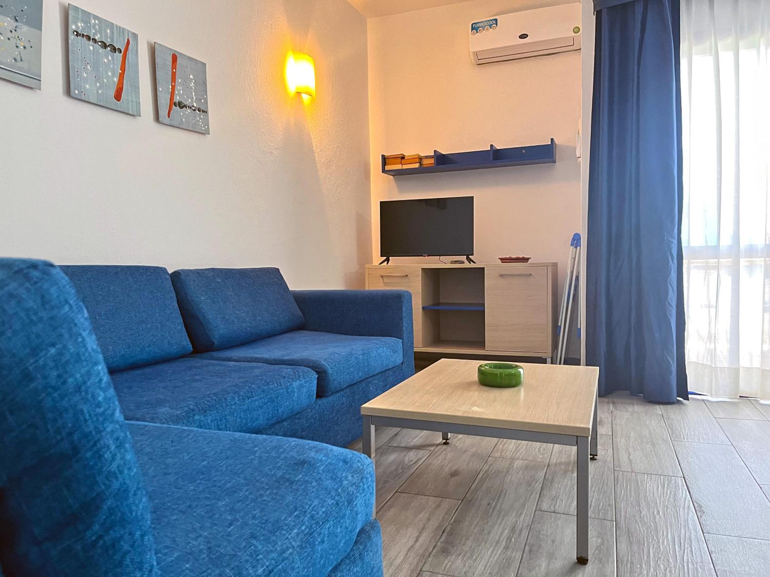 L12A Bright, well furnished, close to the beach and village centre