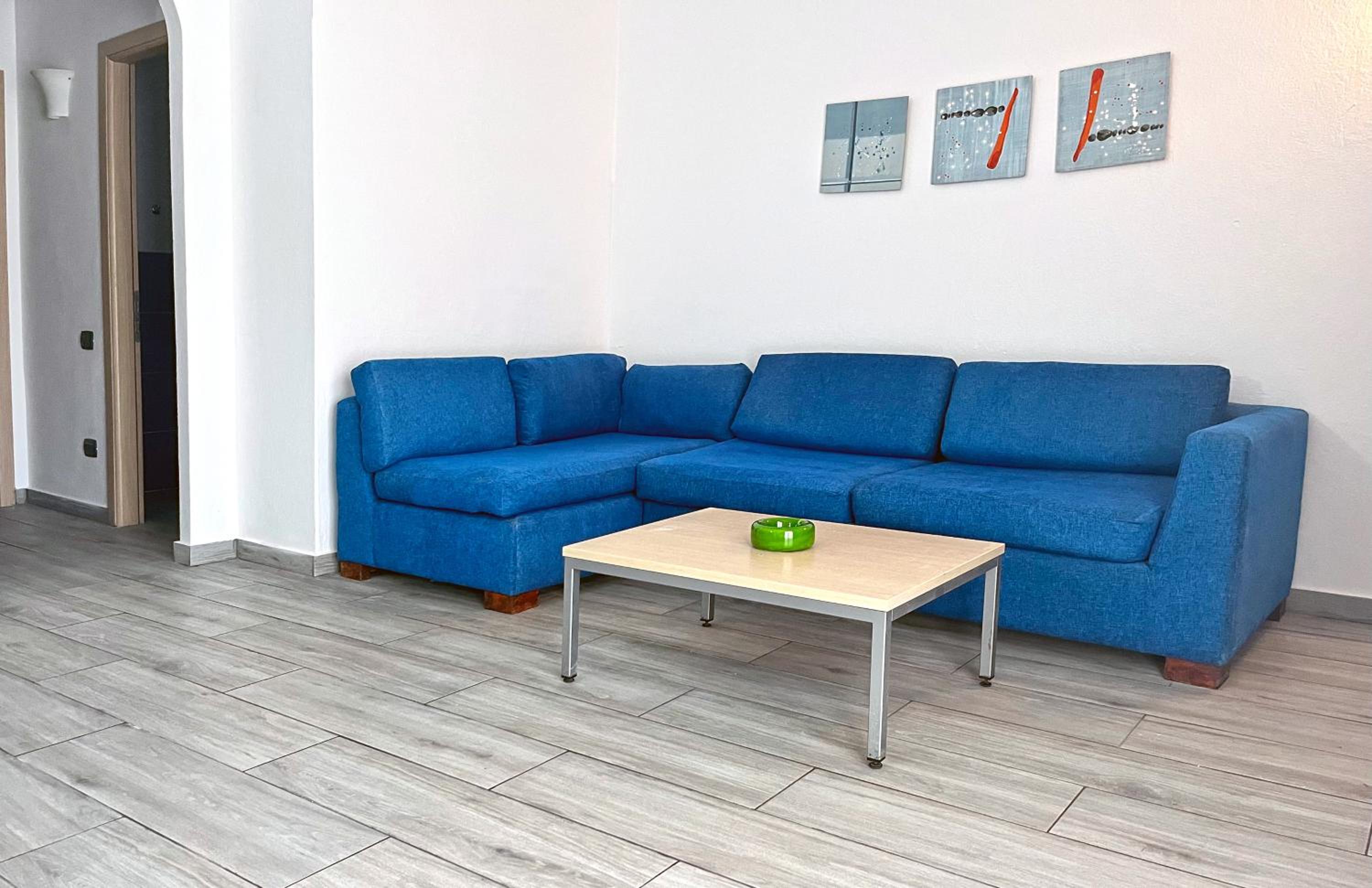 L12A Bright, well furnished, close to the beach and village centre