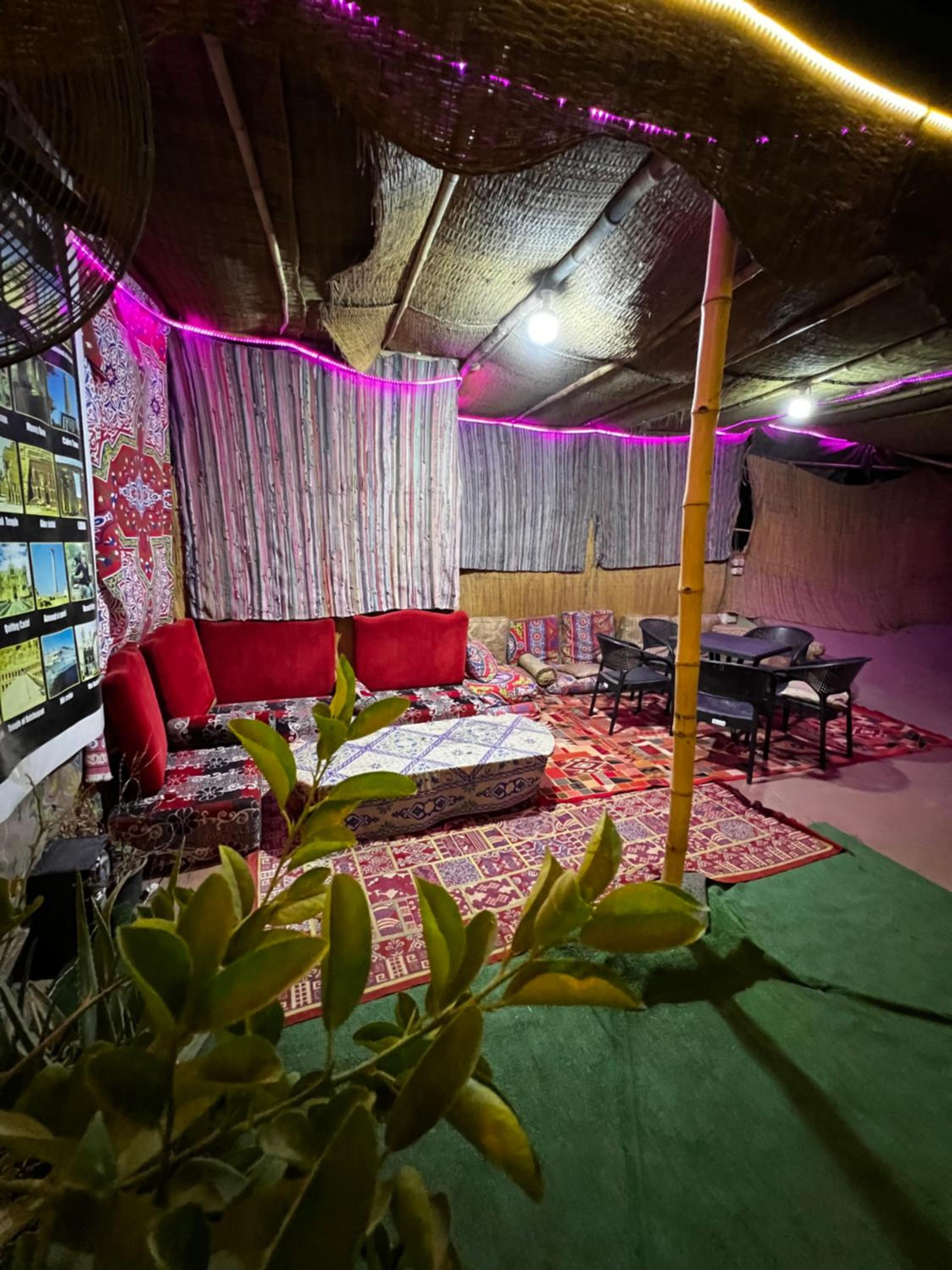 2 Jana Pyramids view inn