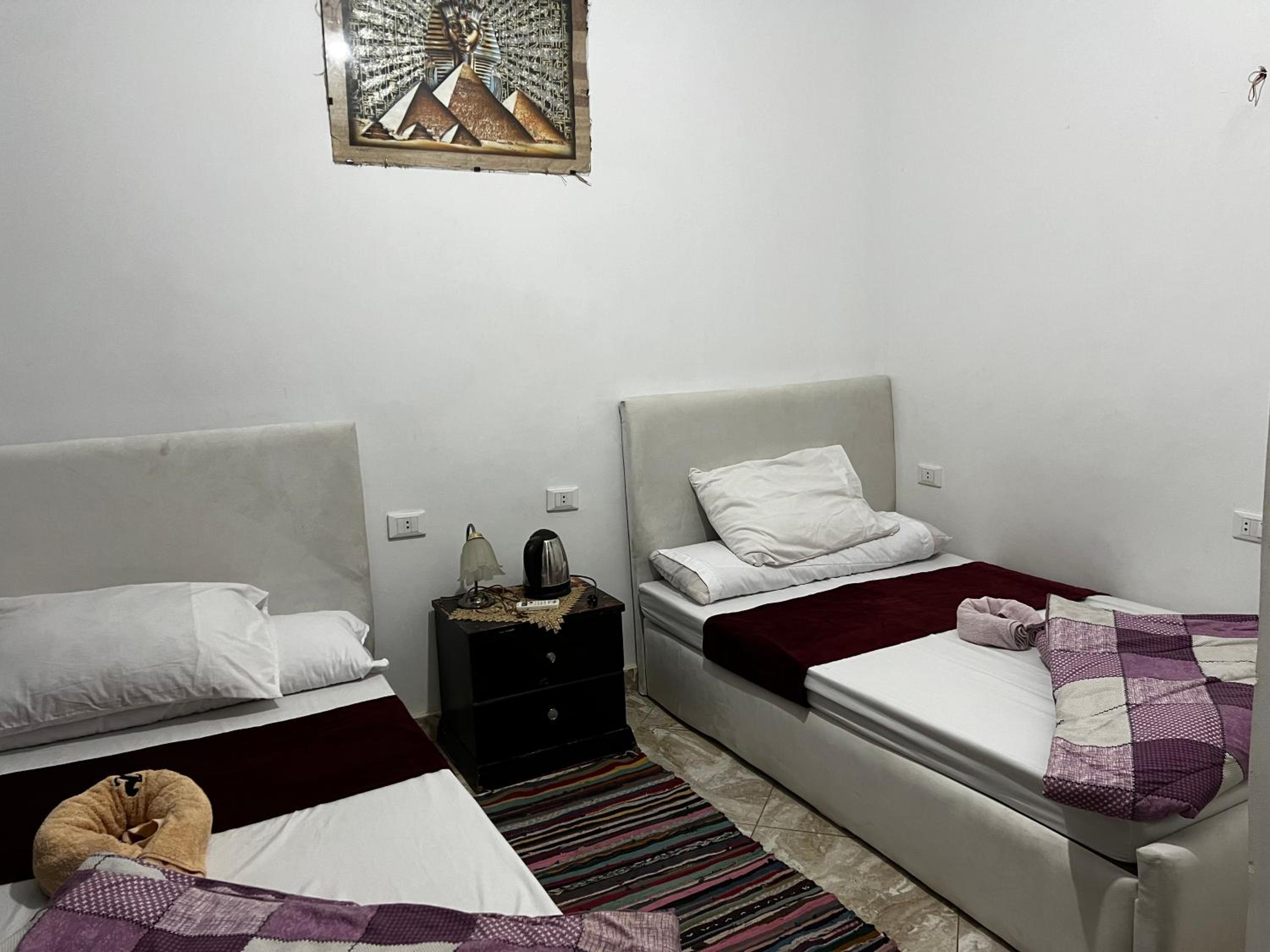 2 Jana Pyramids view inn