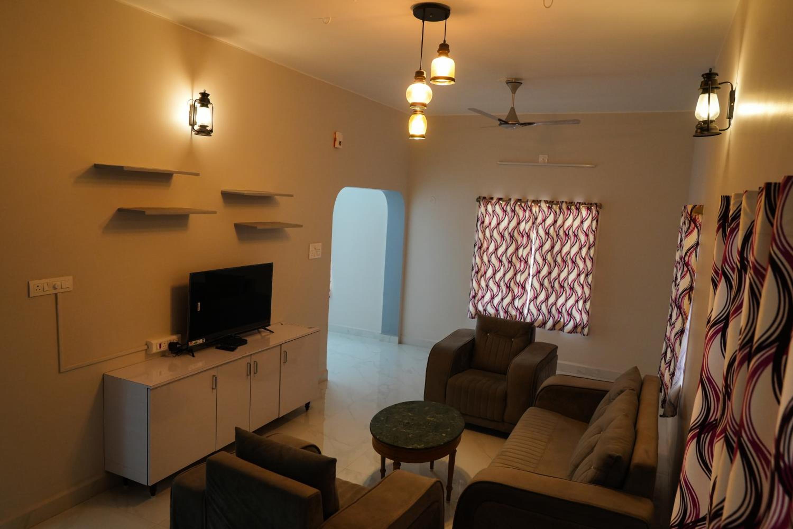 Hill View Paradise - A luxurious 2bhk's & Private Rooms Near Bhudevi Complex TTD Ticket Counter Alipiri view 4