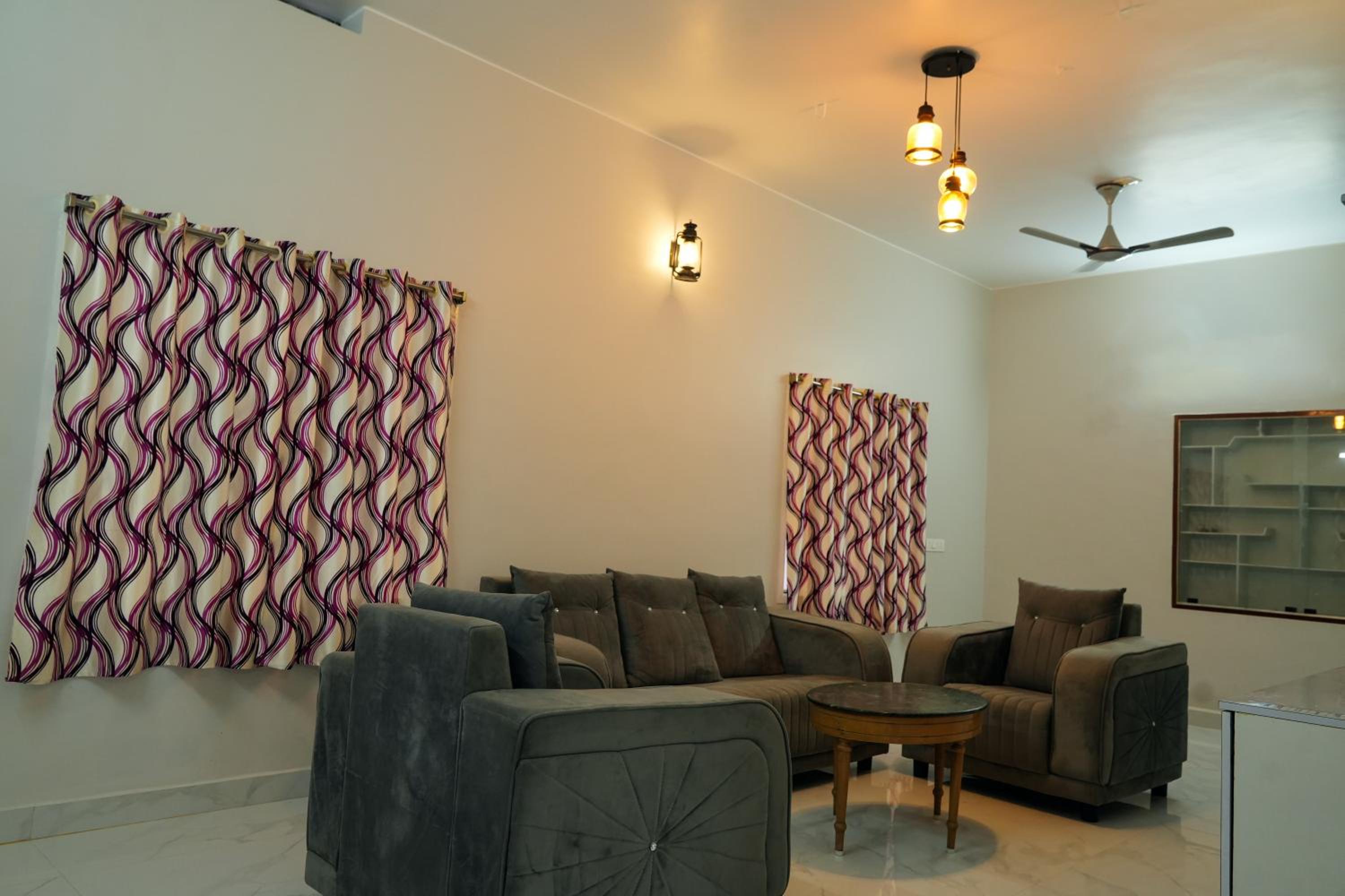 Hill View Paradise - A luxurious 2bhk's & Private Rooms Near Bhudevi Complex TTD Ticket Counter Alipiri view 5