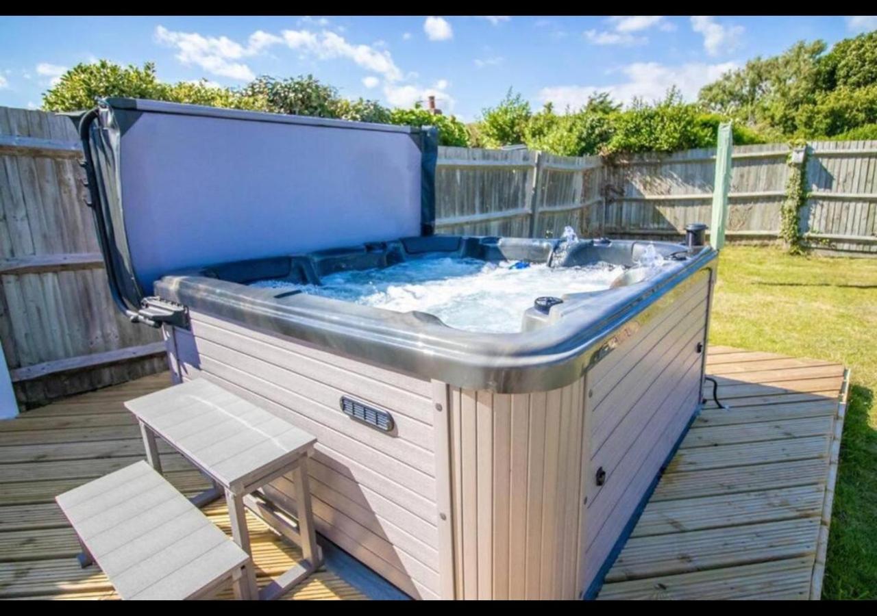 Bancroft – Hot Tub - Camber Sands view 3