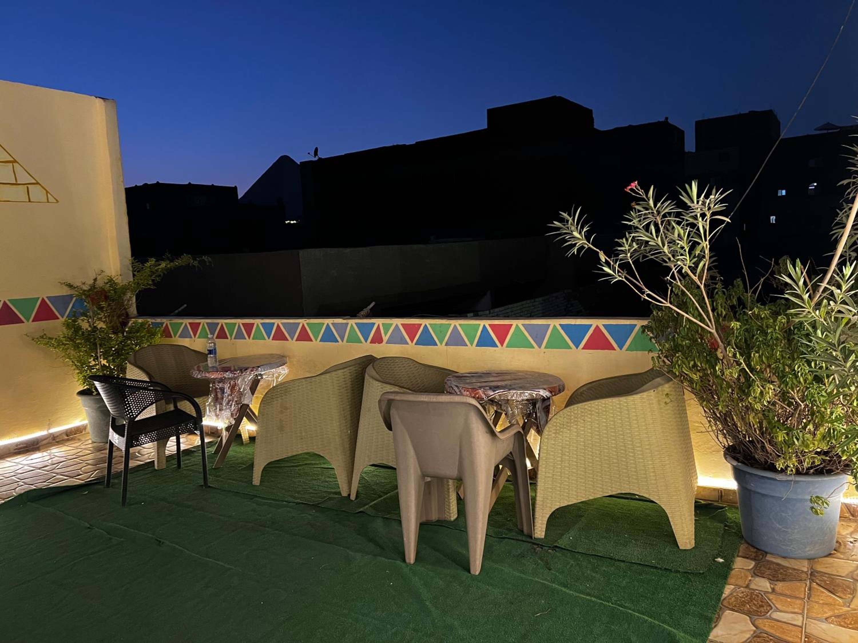 2 Jana Pyramids view inn