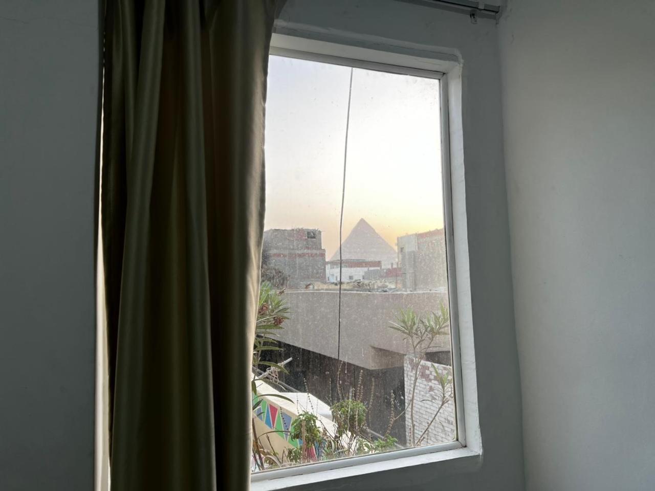 Jana Pyramids view inn