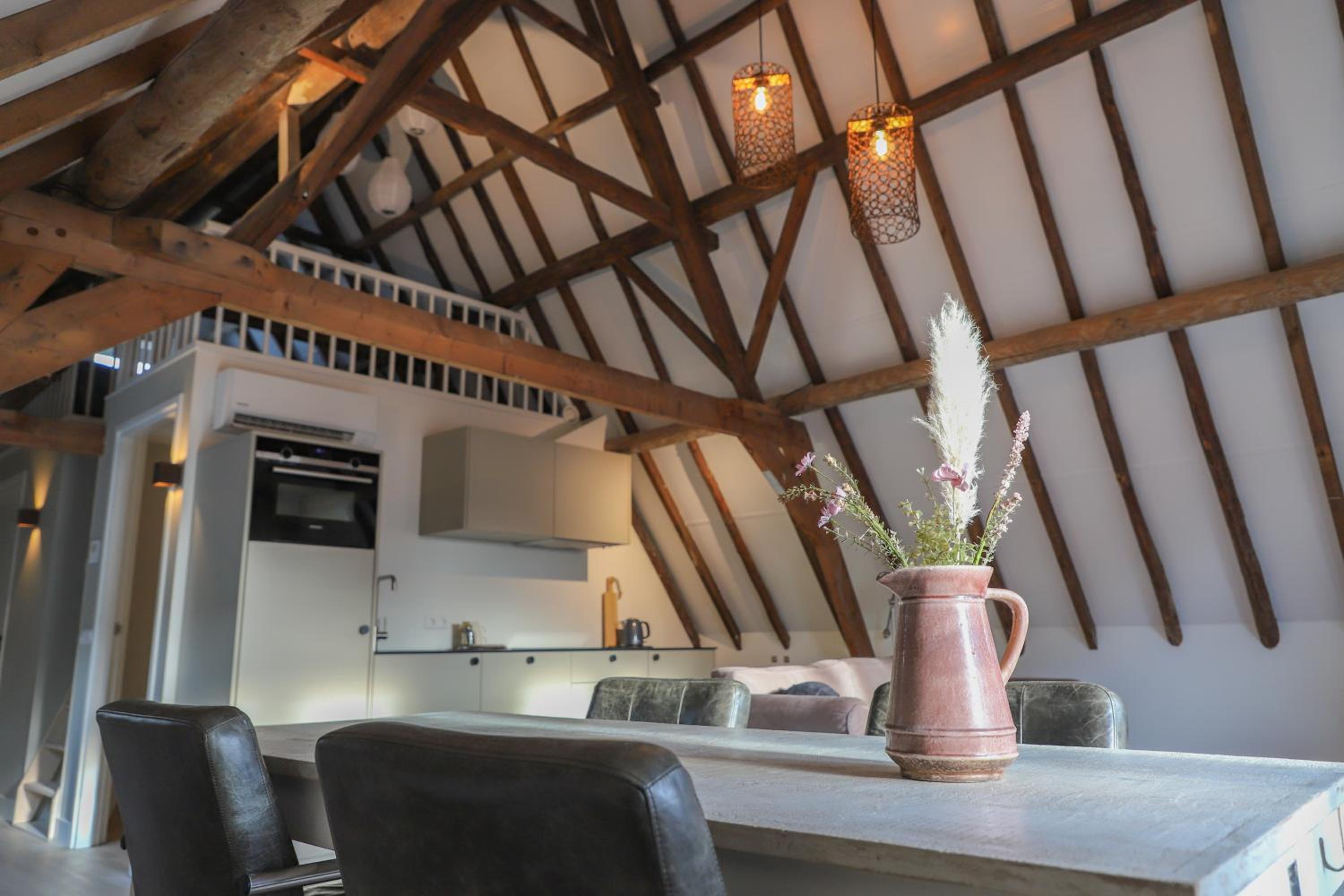 Karakteristieke bovenwoning gelegen tussen Utrecht en Amsterdam