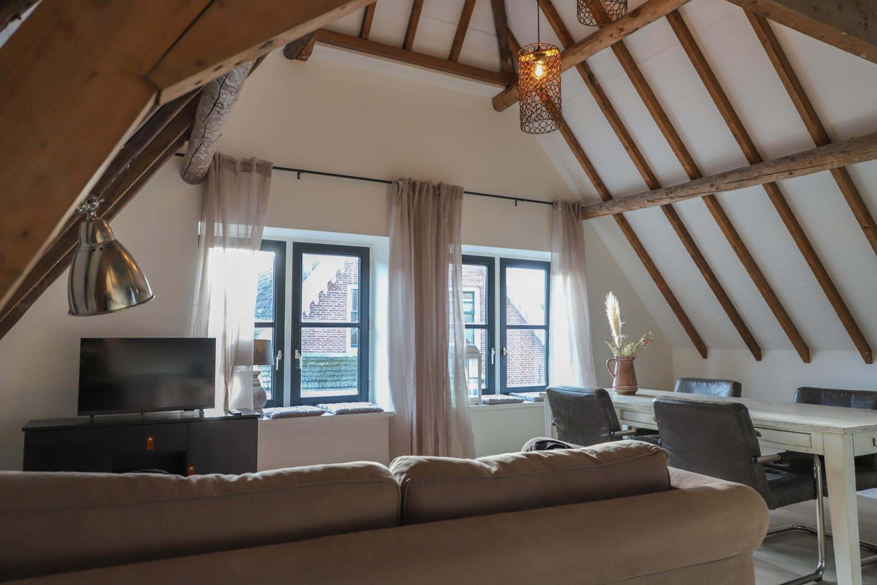 Karakteristieke bovenwoning gelegen tussen Utrecht en Amsterdam