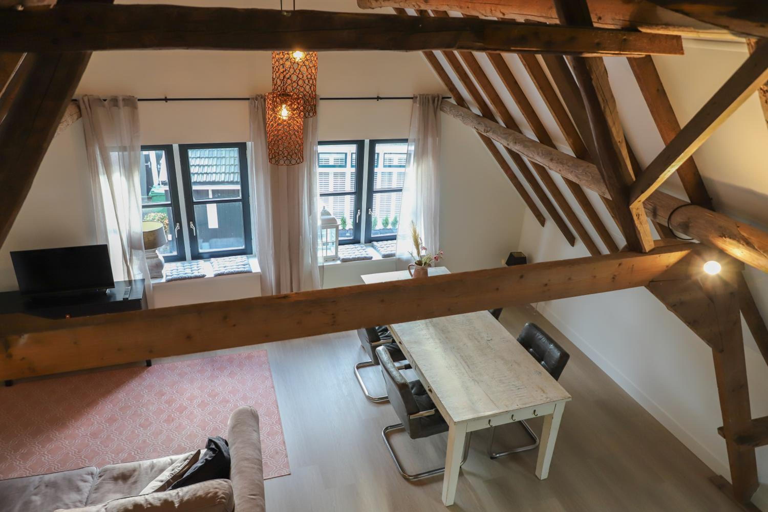Karakteristieke bovenwoning gelegen tussen Utrecht en Amsterdam