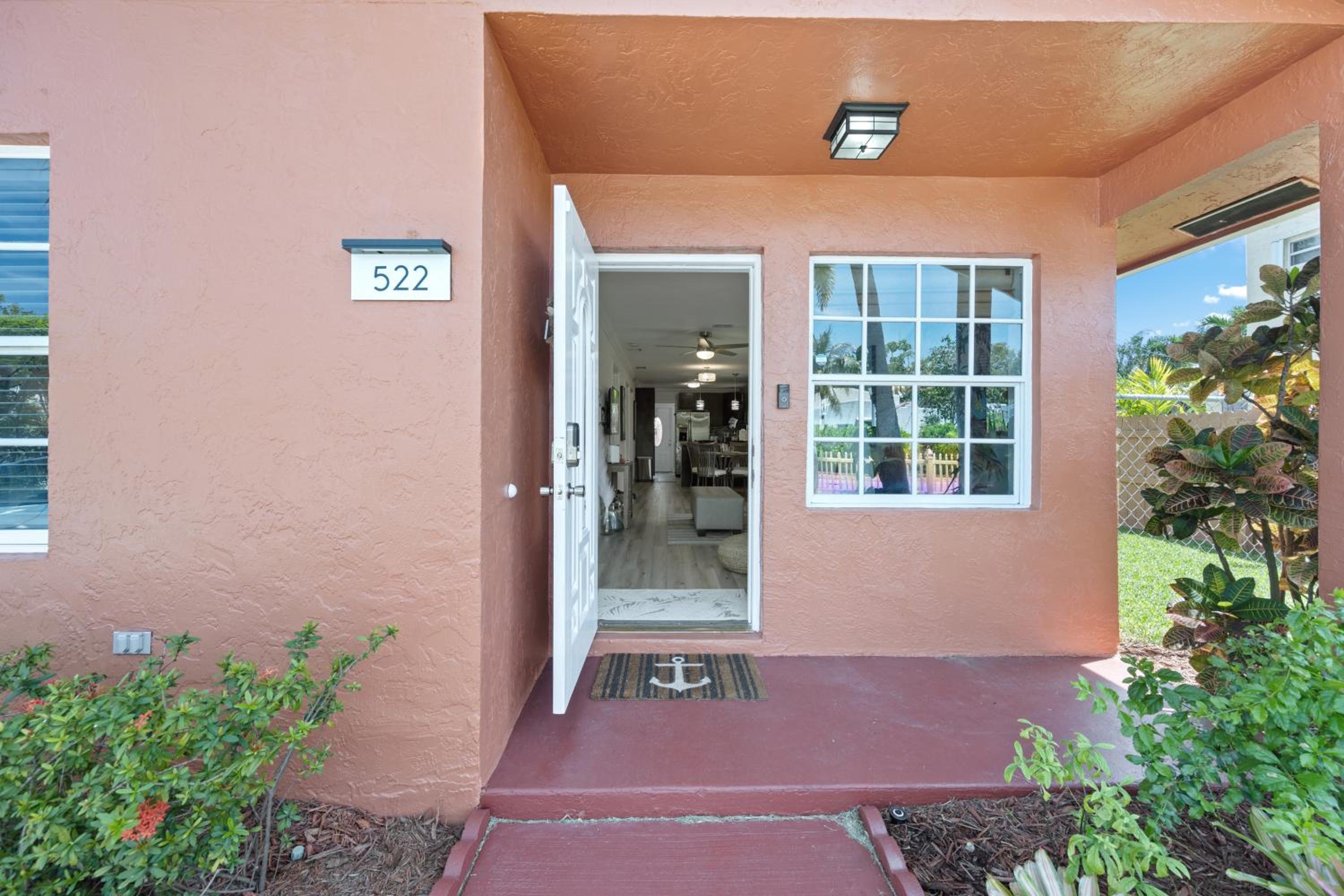 Family-Friendly Paradise near the Beach & Downtown view 3