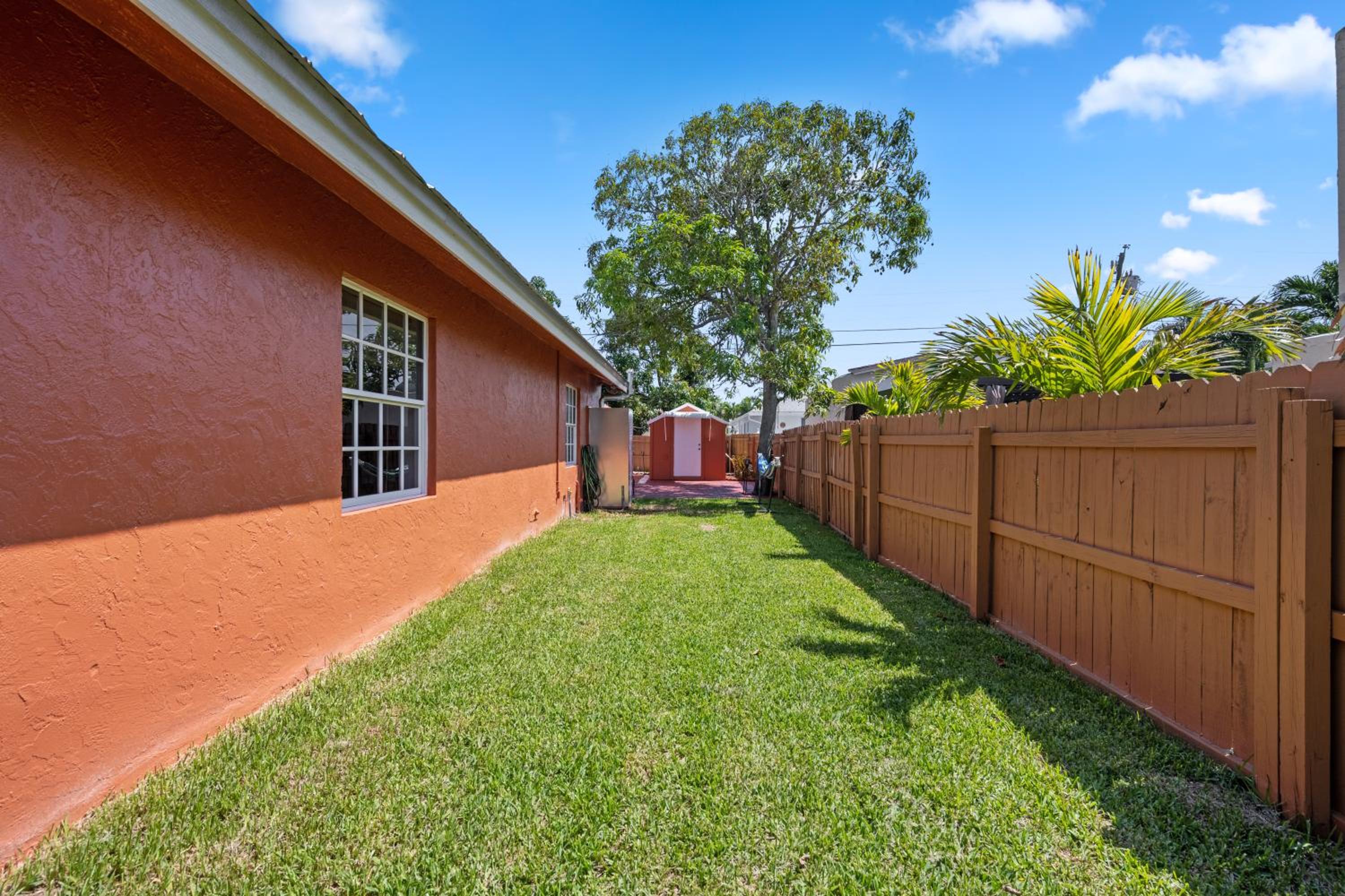 Family-Friendly Paradise near the Beach & Downtown view 4
