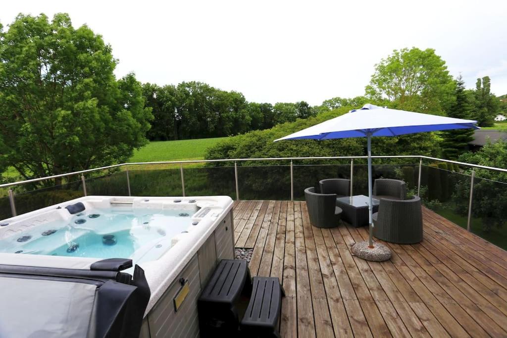 Villa with Pool - Leon's Holiday Homes