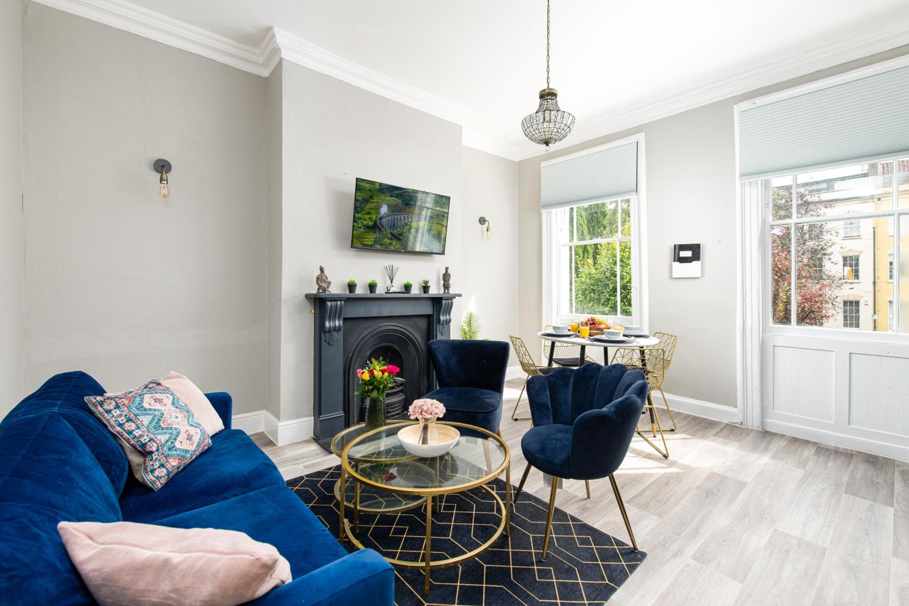 Central Flat-2Bed-Free Parking-By FabAccommodation view 2