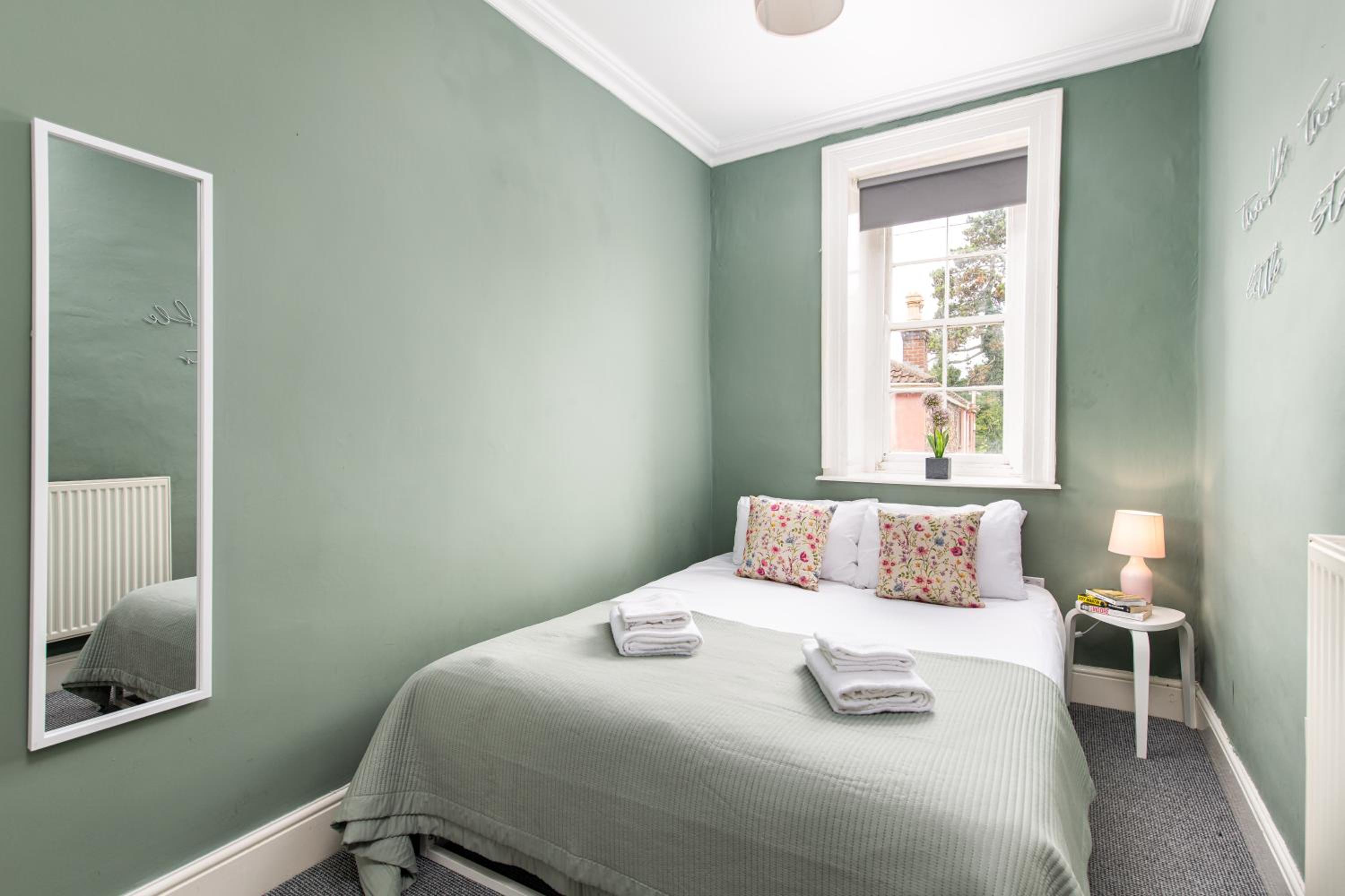 Central Flat-2Bed-Free Parking-By FabAccommodation view 4