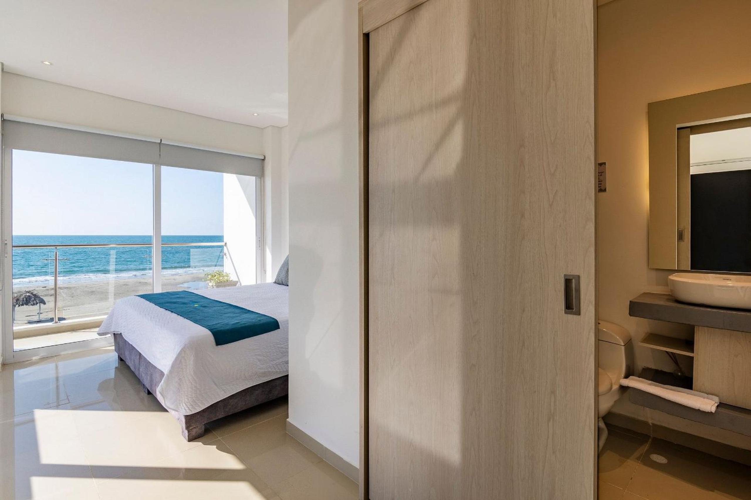 Amazing Beach House 13BR w/Pool & Staff
