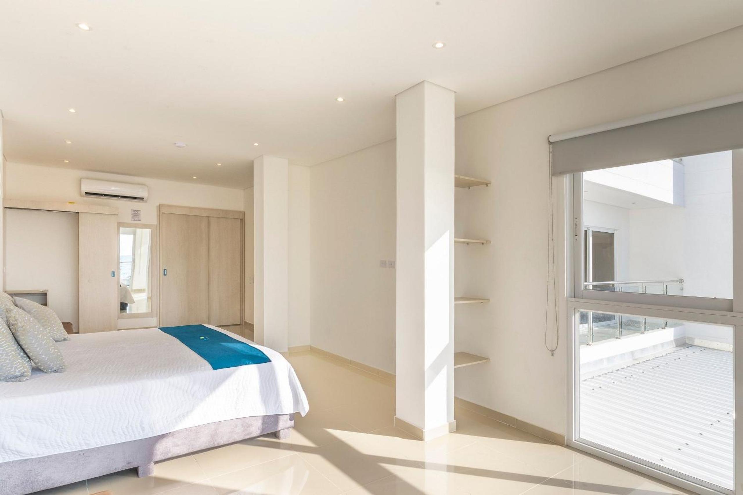 Amazing Beach House 13BR w/Pool & Staff