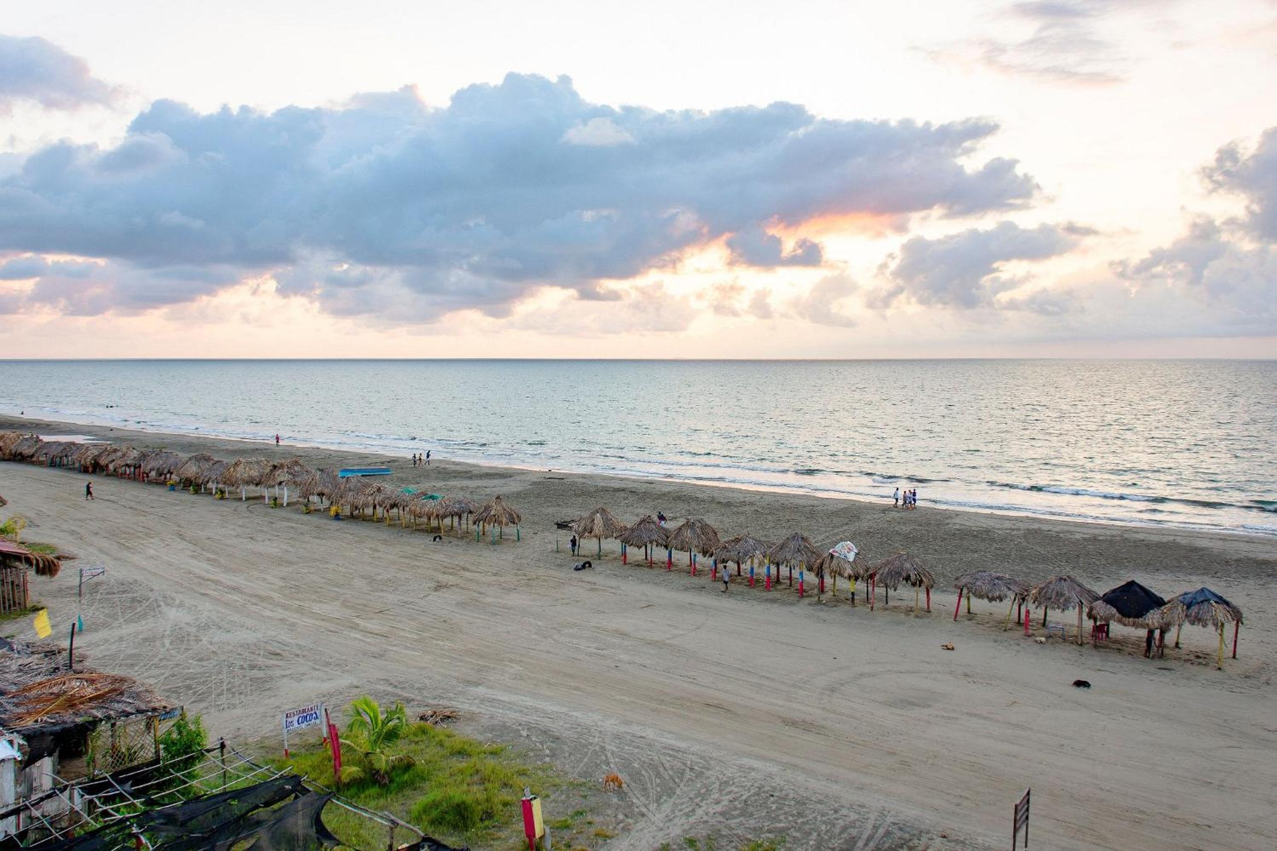 Amazing Beach House 13BR w/Pool & Staff