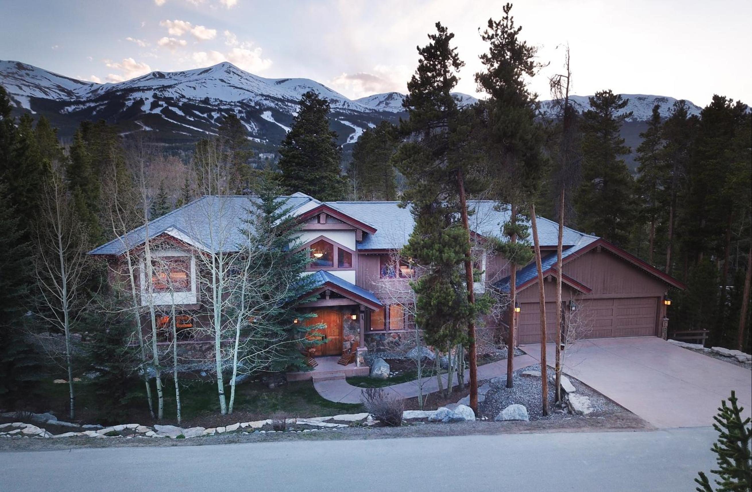 Cherry Ridge by AvantStay Incredible Mountain Mansion w Game Room Hot Tub Views