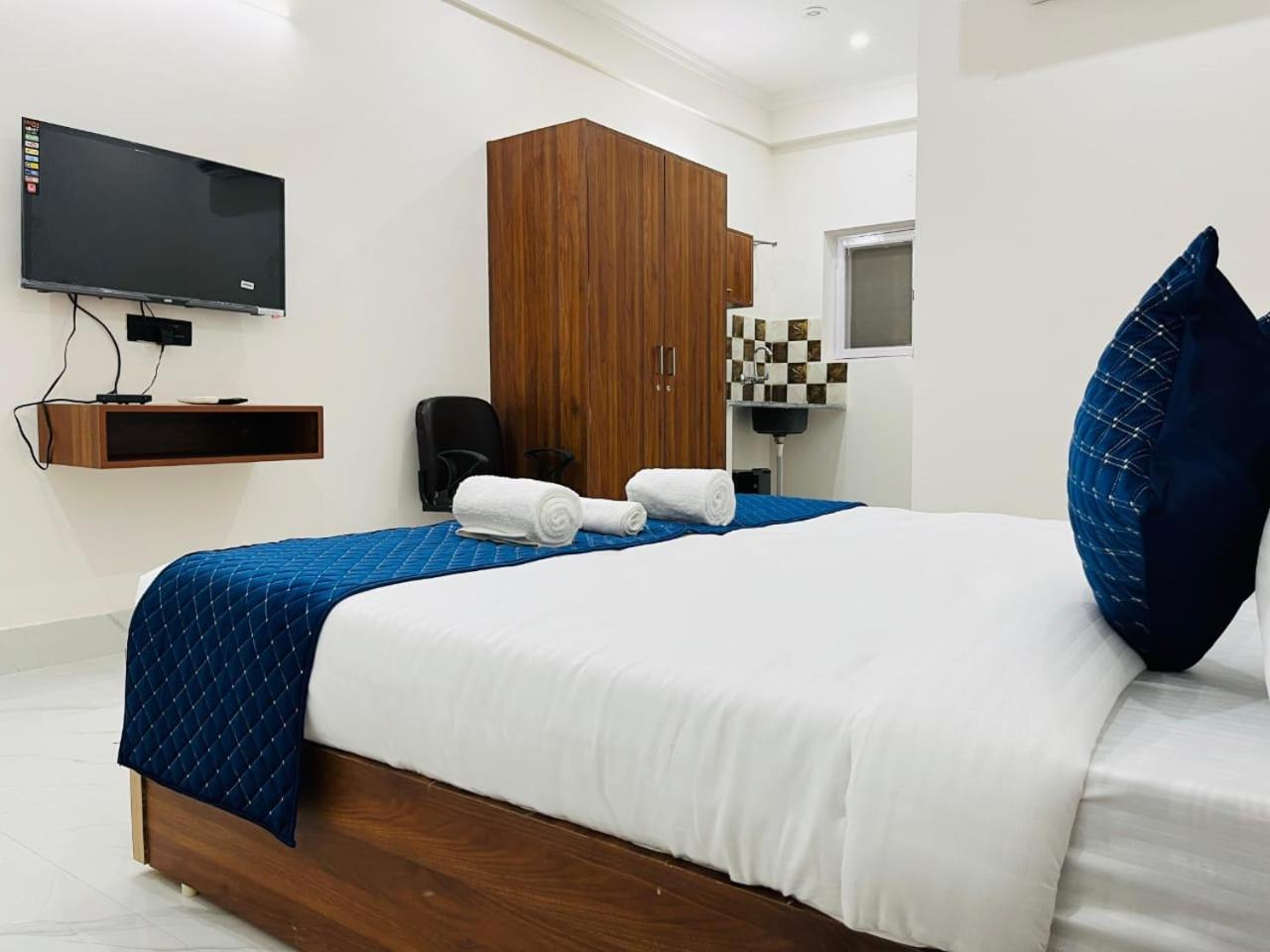 The UmRa Hotel