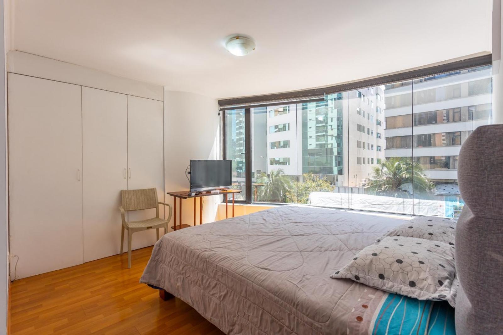 Departamento familiar con vista, 4 habitaciones, 10 personas, 5 camas, 3 baños, 2 parqueaderos, agua caliente, wiffi, a 20 metros del Quicentro Shooping y  view 5