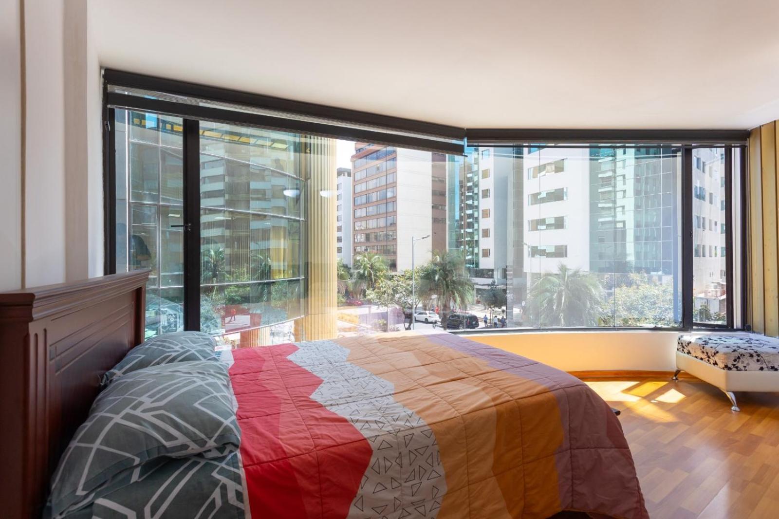 Departamento familiar con vista, 4 habitaciones, 10 personas, 5 camas, 3 baños, 2 parqueaderos, agua caliente, wiffi, a 20 metros del Quicentro Shooping y  view 4