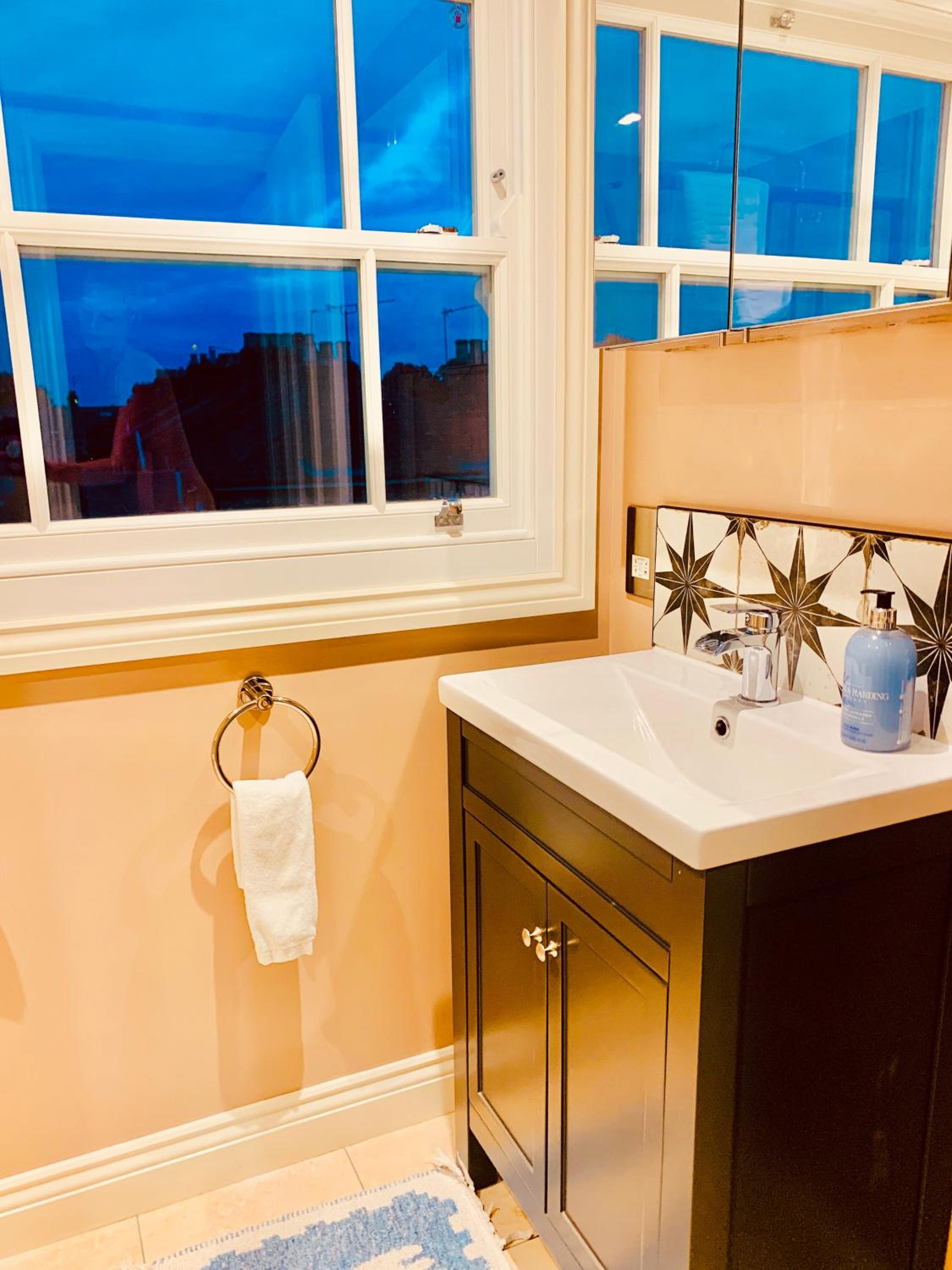 Private Comfortable Loft Apt in Superb Period Home