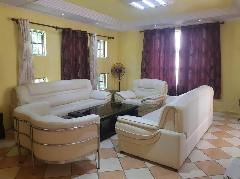 Spacious 3 bedroom Duplex photo 2